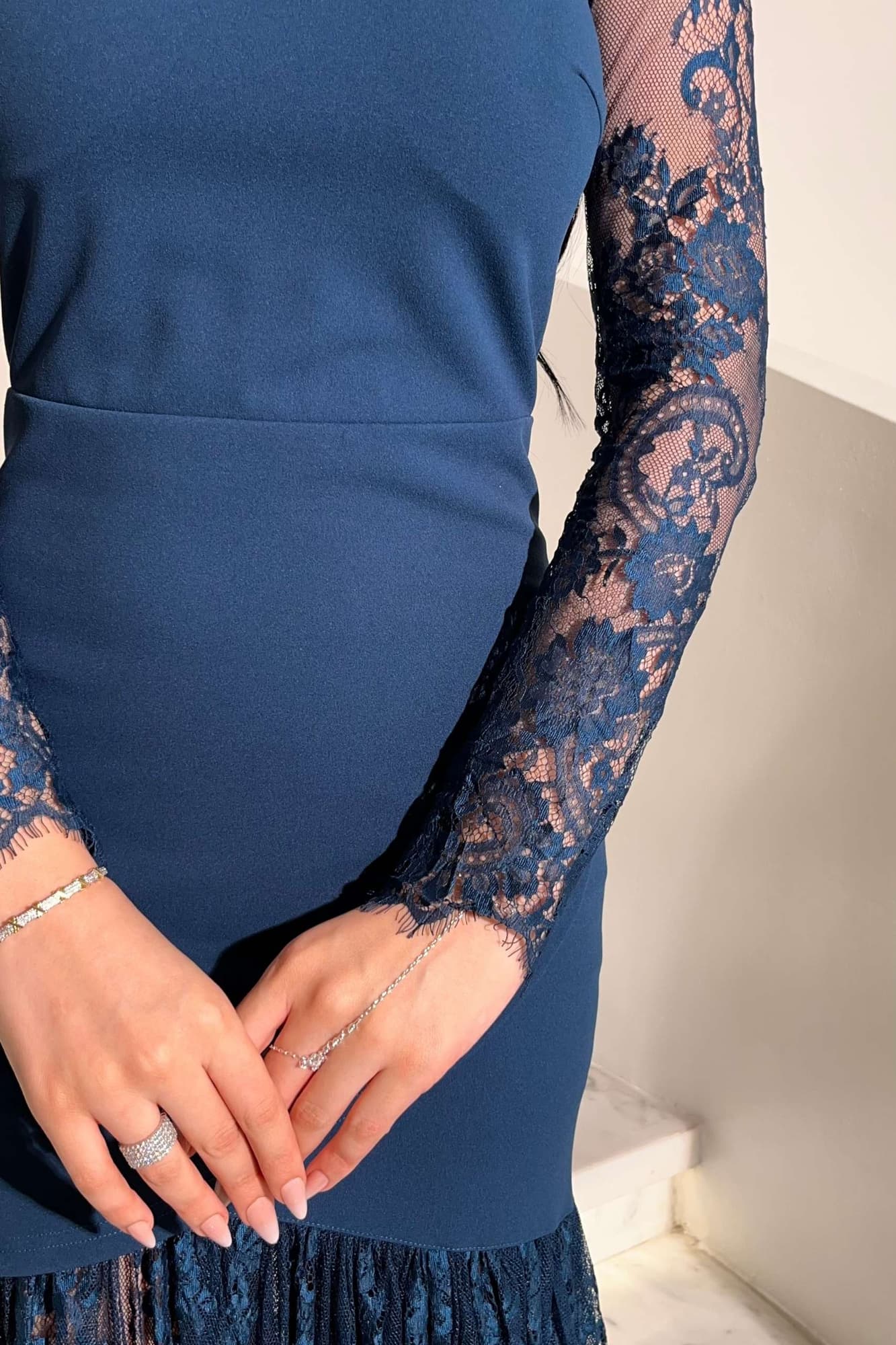 فستان أنيق بياقة عاليه من الدانتيل المزخرف بنقوش فاخره