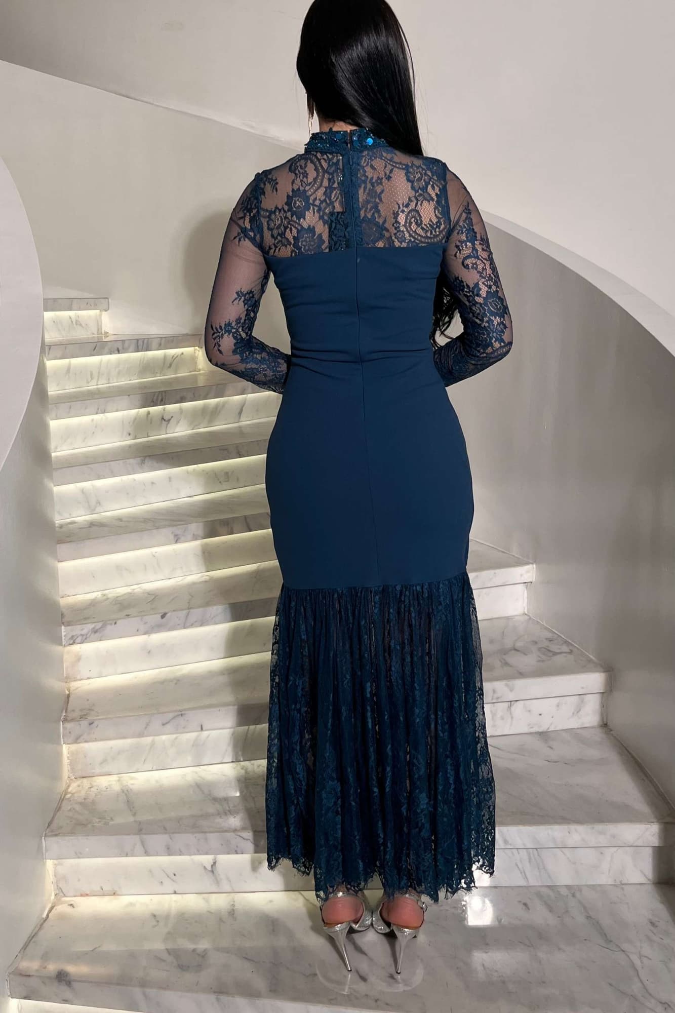 فستان أنيق بياقة عاليه من الدانتيل المزخرف بنقوش فاخره