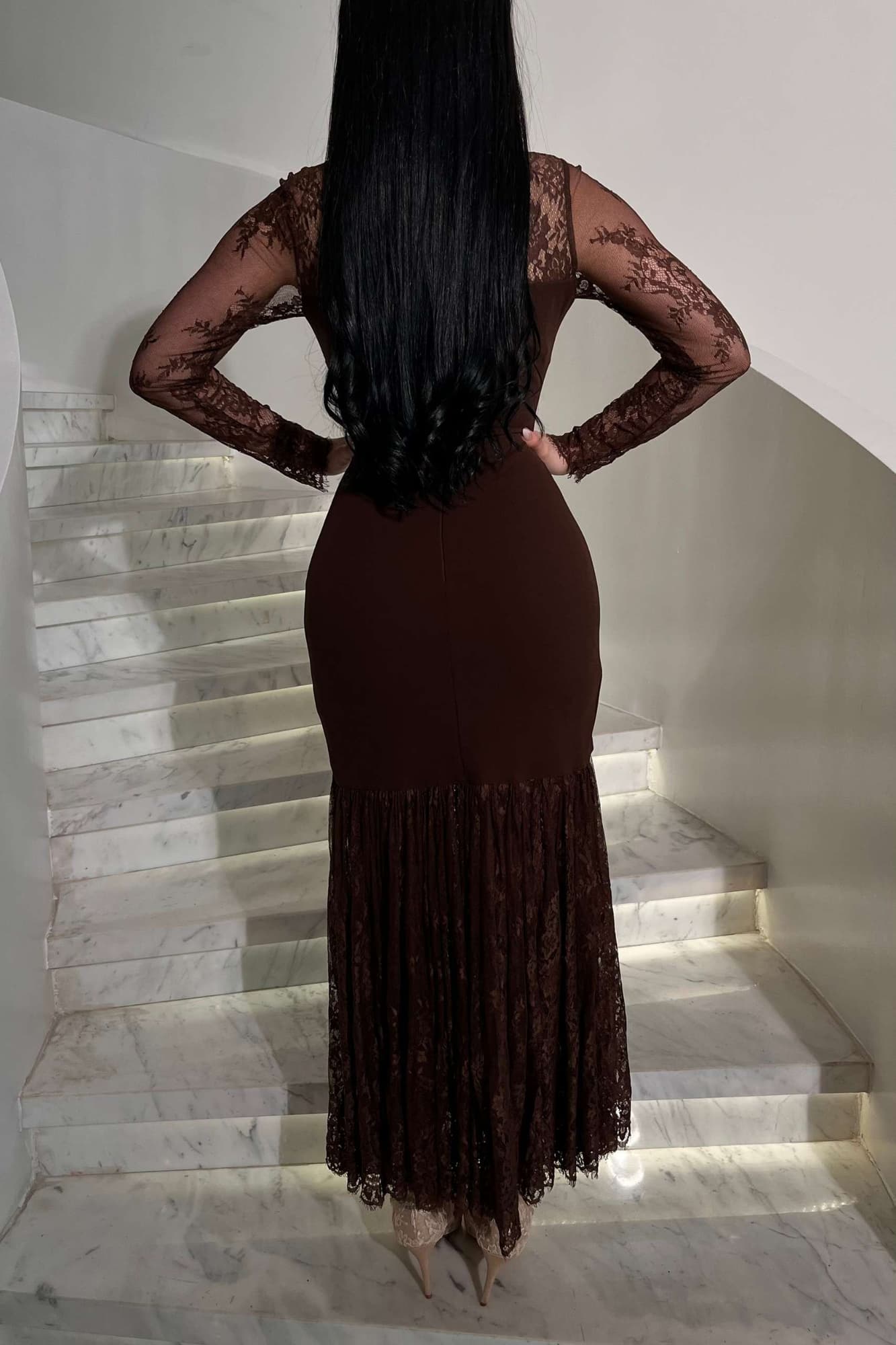 فستان أنيق بياقة عاليه من الدانتيل المزخرف بنقوش فاخره