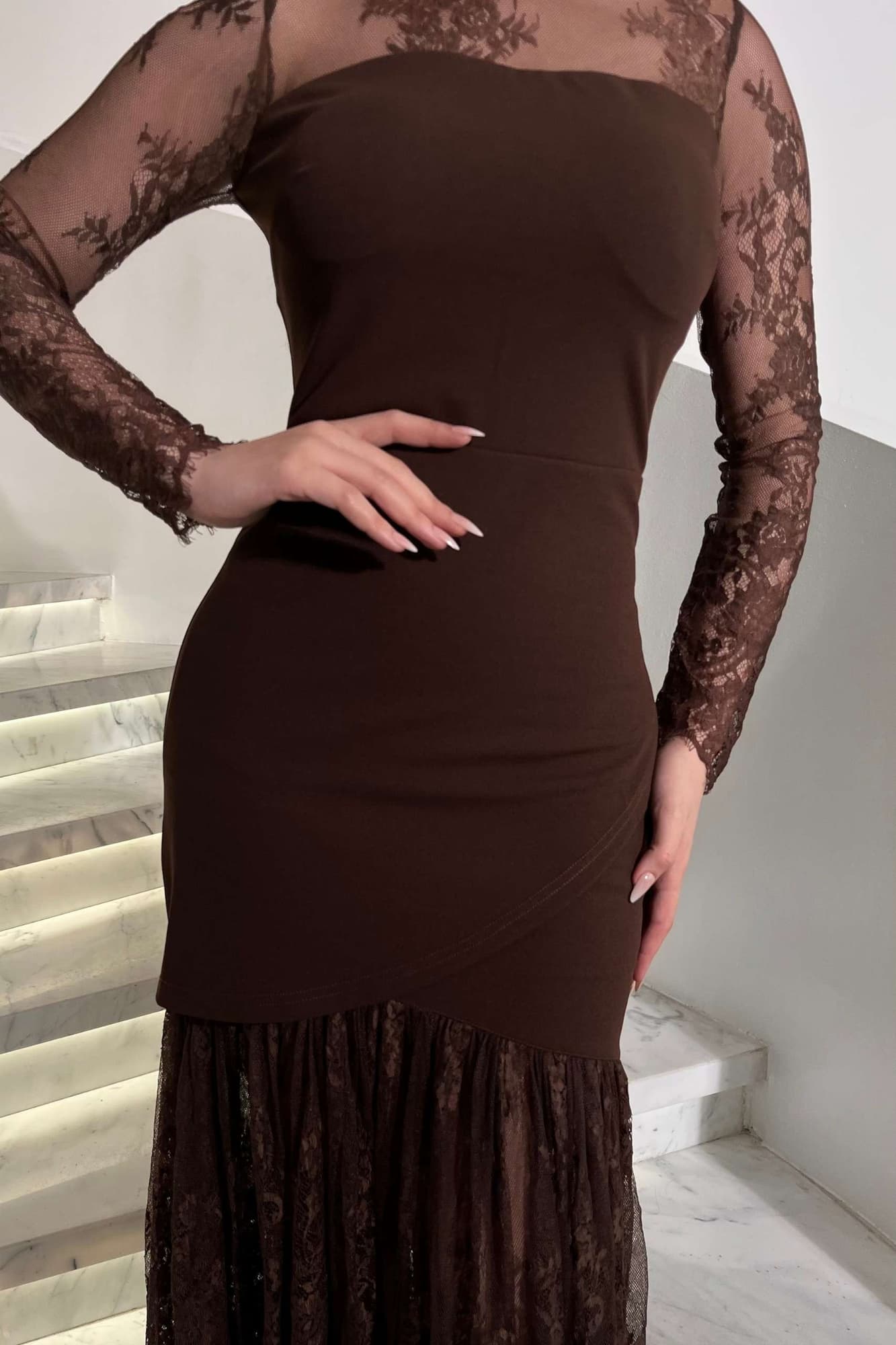 فستان أنيق بياقة عاليه من الدانتيل المزخرف بنقوش فاخره