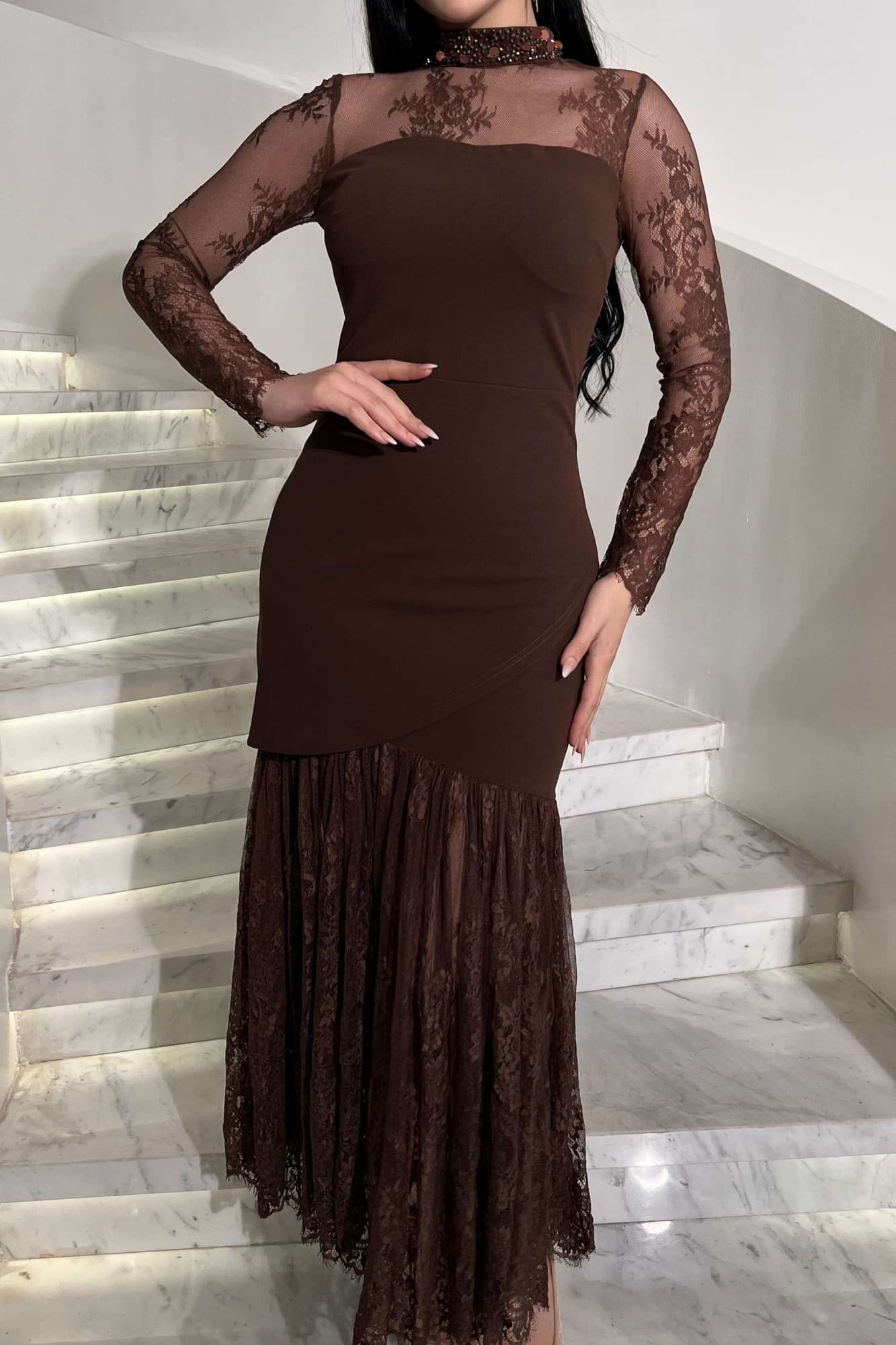 فستان أنيق بياقة عاليه من الدانتيل المزخرف بنقوش فاخره