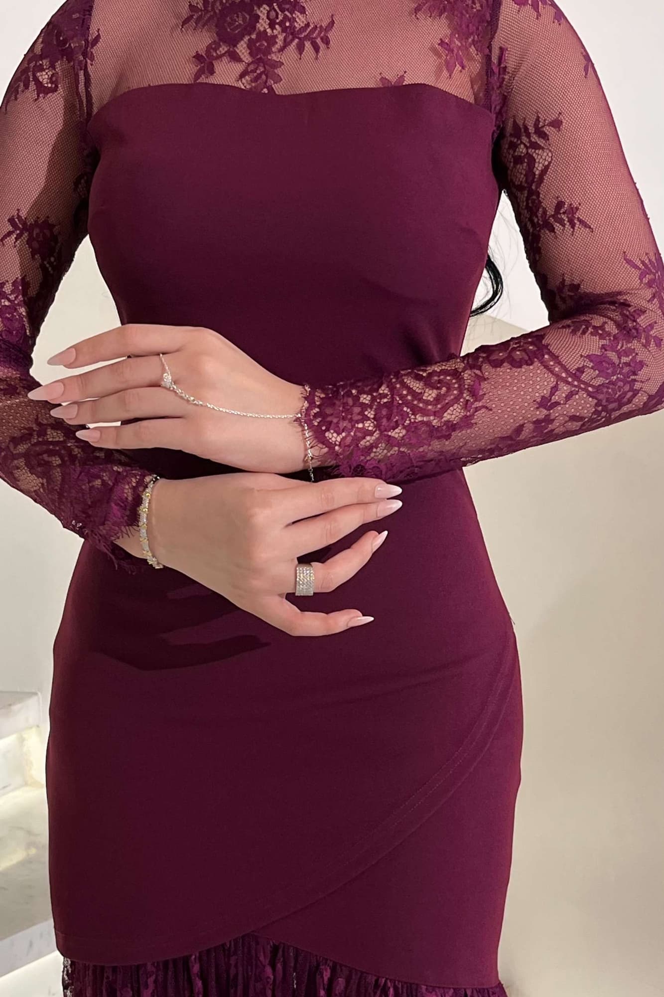 فستان أنيق بياقة عاليه من الدانتيل المزخرف بنقوش فاخره