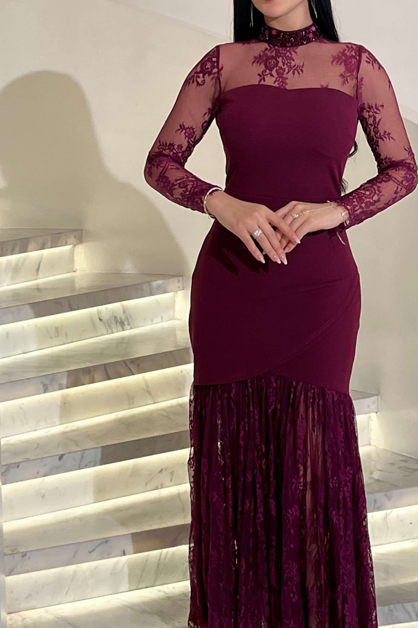 فستان أنيق بياقة عاليه من الدانتيل المزخرف بنقوش فاخره