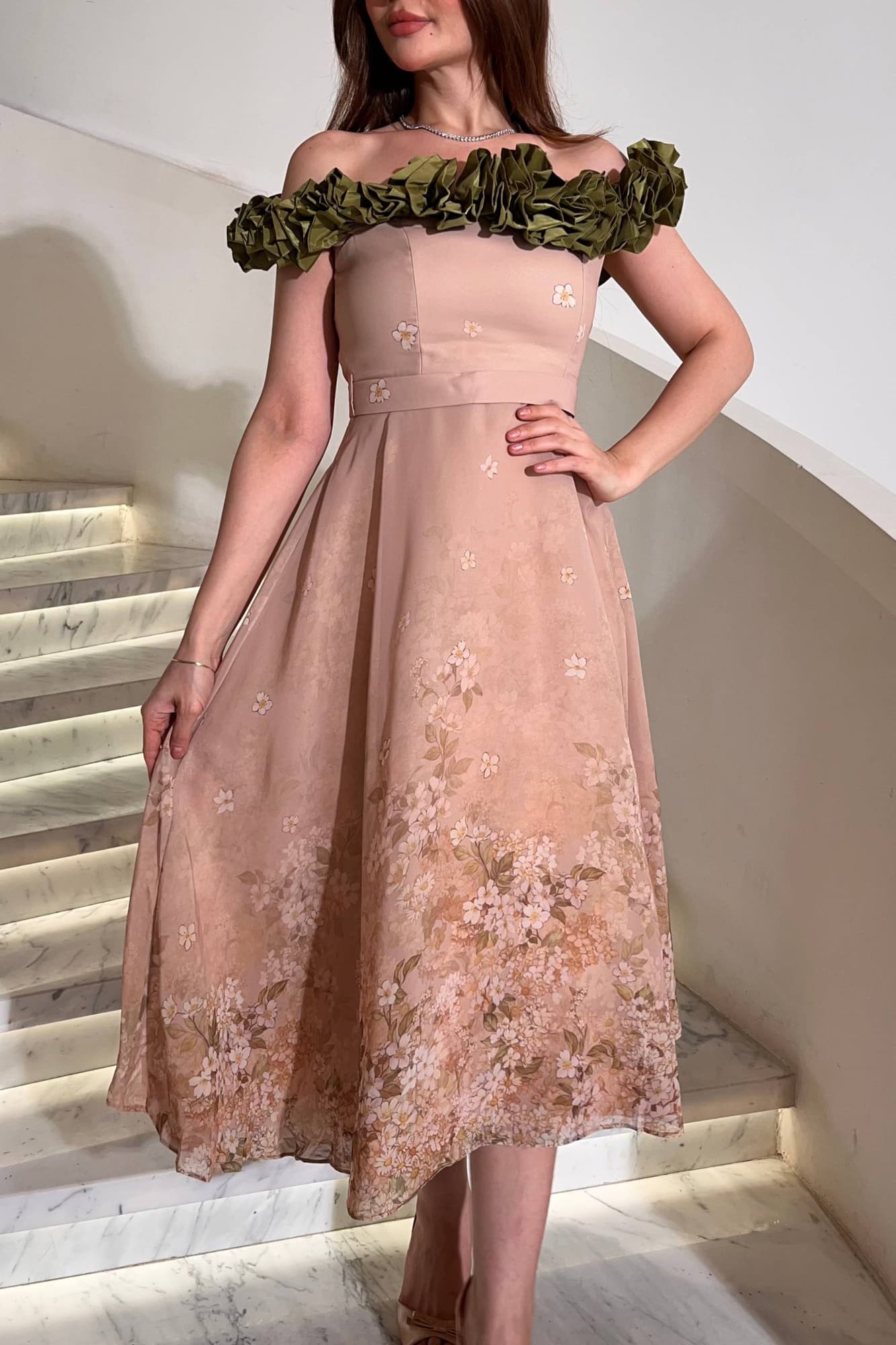 فستان ميدي أنيق بتصميم أوف شولدر يبرز الأكتاف بنعومة