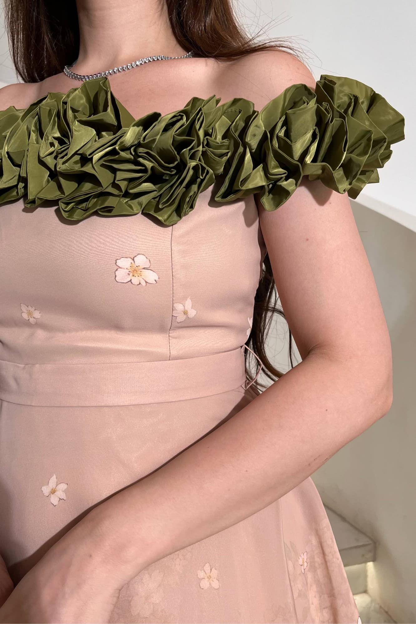 فستان ميدي أنيق بتصميم أوف شولدر يبرز الأكتاف بنعومة