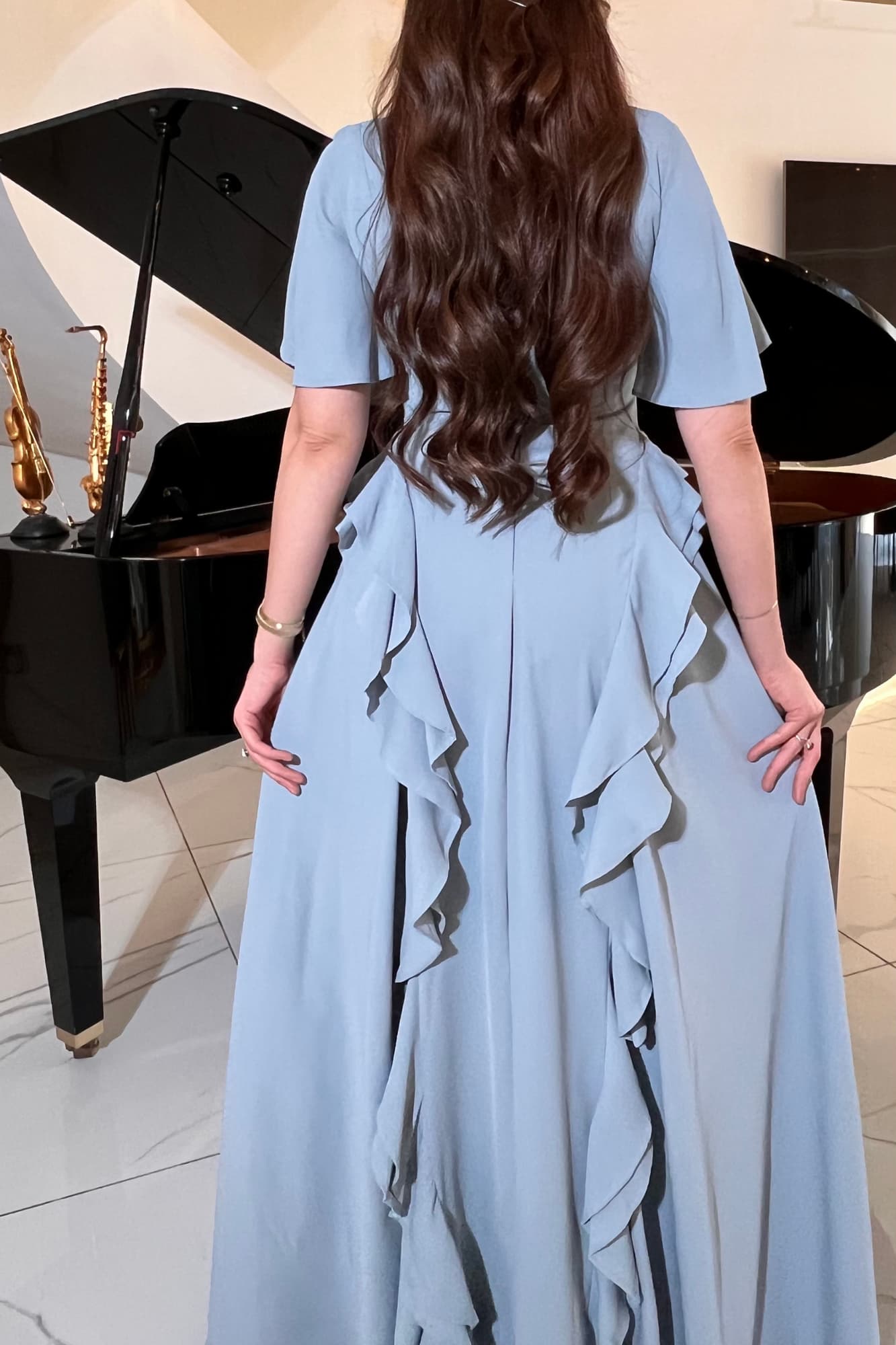 فستان ناعم وراقٍ بطابع أنثوي هادئ، يعكس البساطة الأنيقة مع لمسات انسيابية