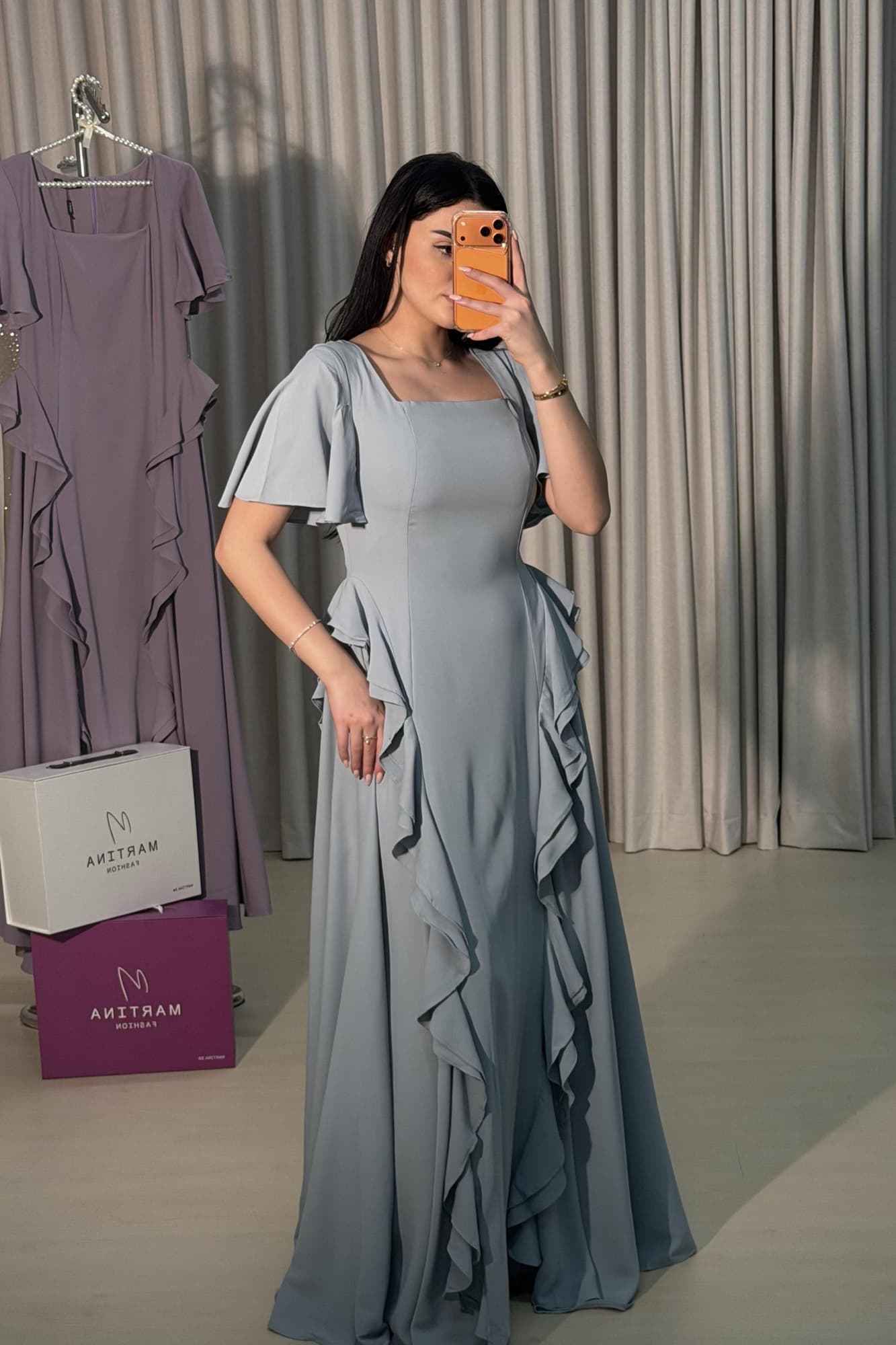 فستان ناعم وراقٍ بطابع أنثوي هادئ، يعكس البساطة الأنيقة مع لمسات انسيابية