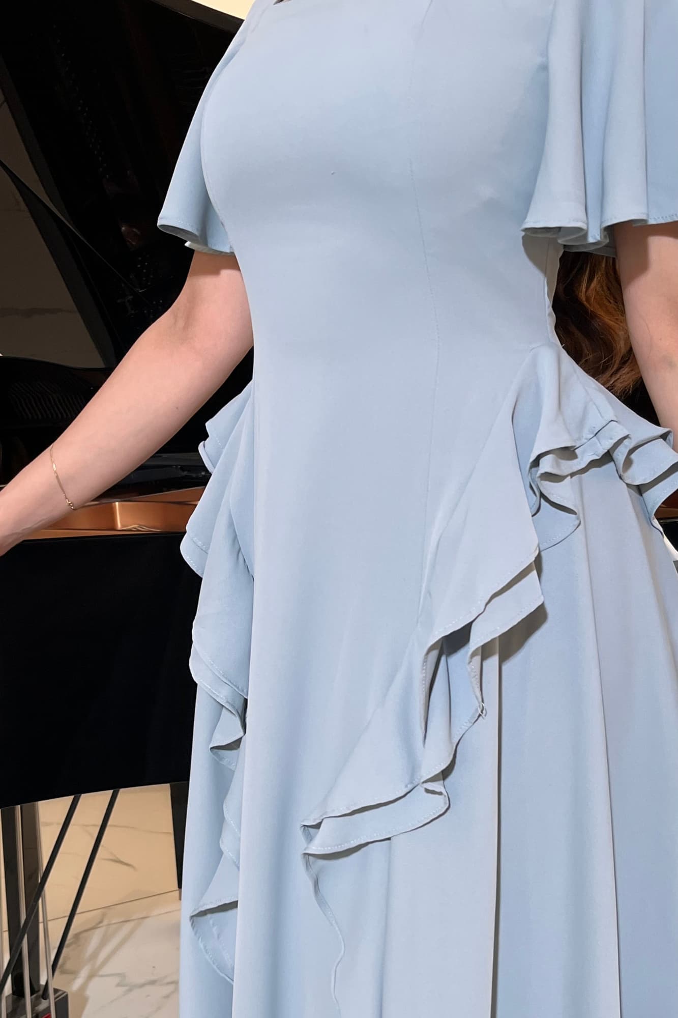 فستان ناعم وراقٍ بطابع أنثوي هادئ، يعكس البساطة الأنيقة مع لمسات انسيابية