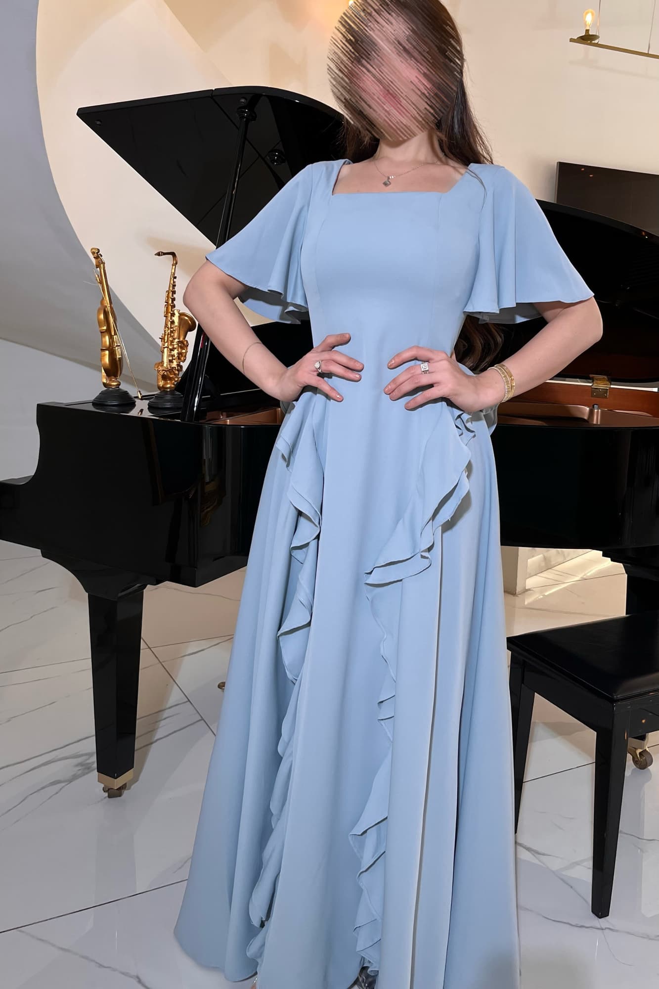 فستان ناعم وراقٍ بطابع أنثوي هادئ، يعكس البساطة الأنيقة مع لمسات انسيابية