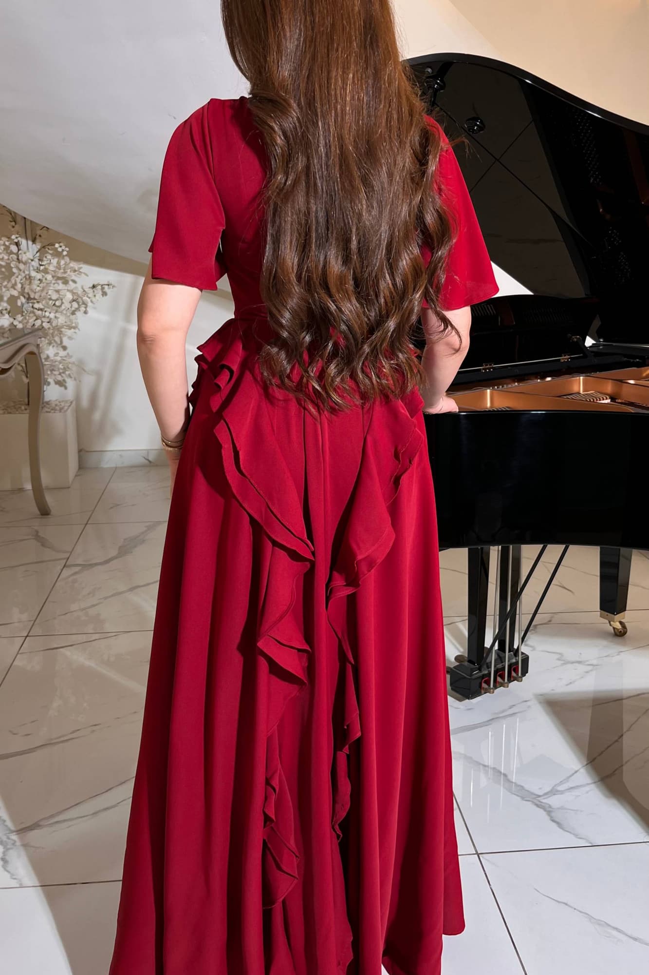 فستان ناعم وراقٍ بطابع أنثوي هادئ، يعكس البساطة الأنيقة مع لمسات انسيابية