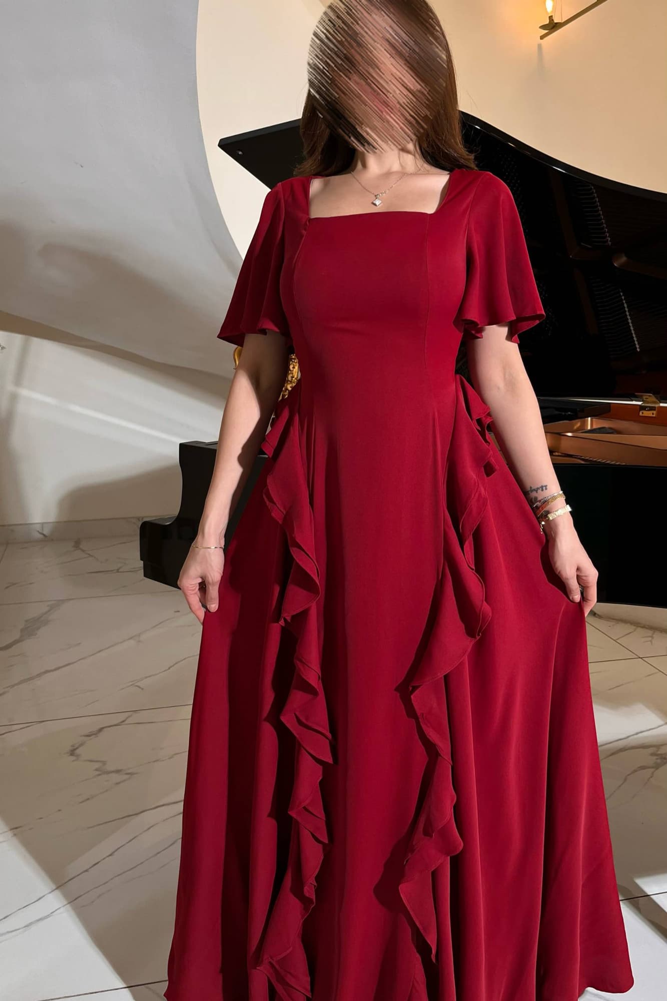 فستان ناعم وراقٍ بطابع أنثوي هادئ، يعكس البساطة الأنيقة مع لمسات انسيابية