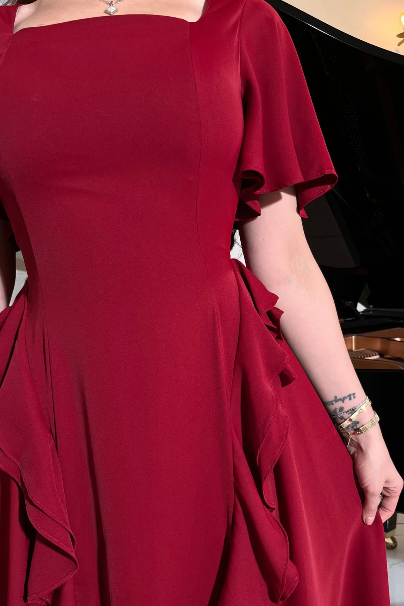 فستان ناعم وراقٍ بطابع أنثوي هادئ، يعكس البساطة الأنيقة مع لمسات انسيابية