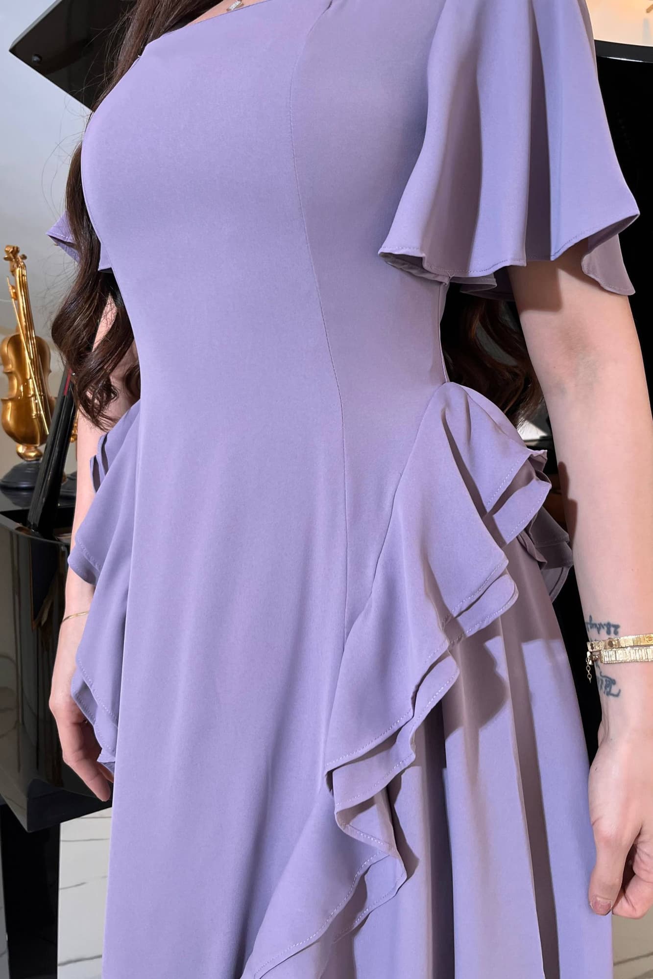 فستان ناعم وراقٍ بطابع أنثوي هادئ، يعكس البساطة الأنيقة مع لمسات انسيابية