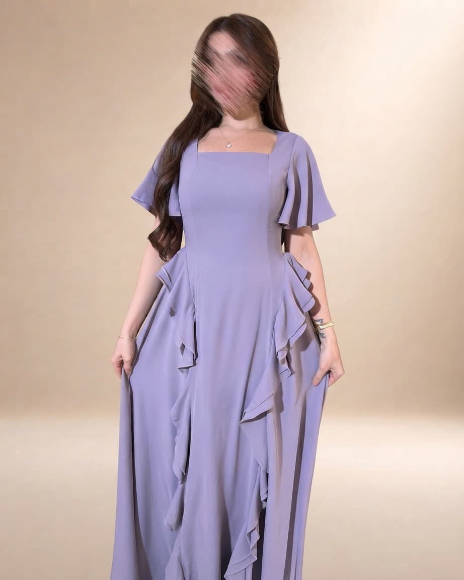 فستان ناعم وراقٍ بطابع أنثوي هادئ، يعكس البساطة الأنيقة مع لمسات انسيابية