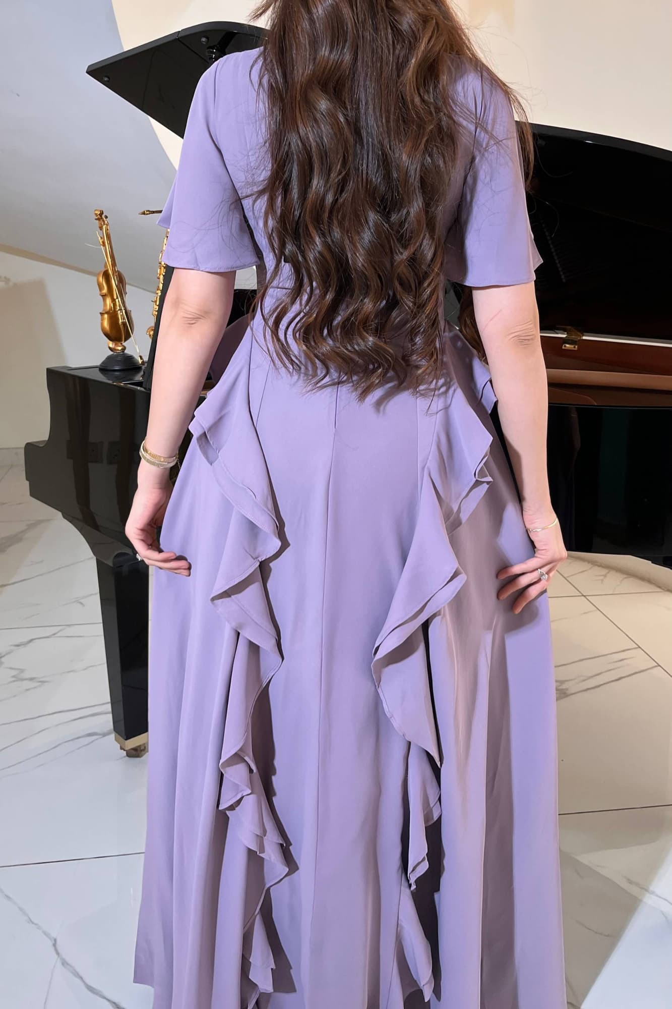 فستان ناعم وراقٍ بطابع أنثوي هادئ، يعكس البساطة الأنيقة مع لمسات انسيابية