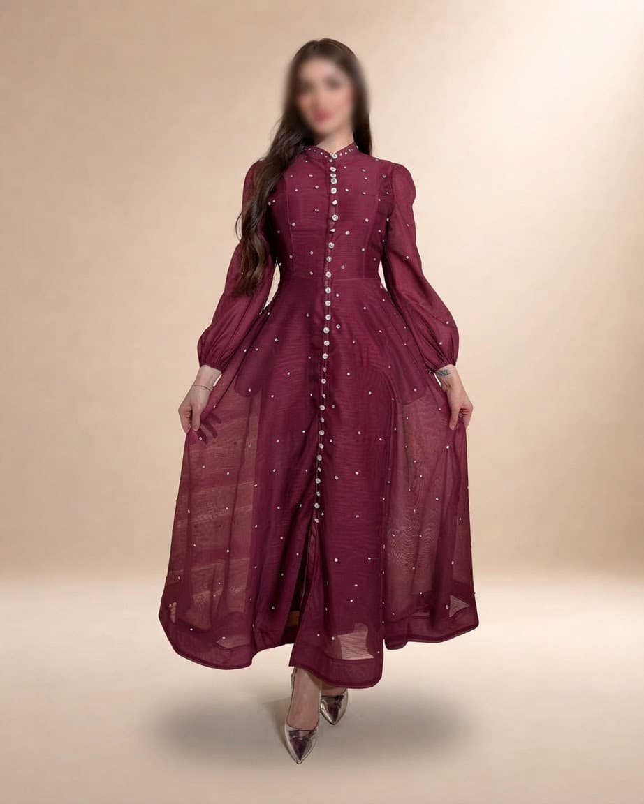 فستان أنيق بتصميم أنثوي راقٍ يجمع بين الكلاسيكية والفخامة الناعمة.