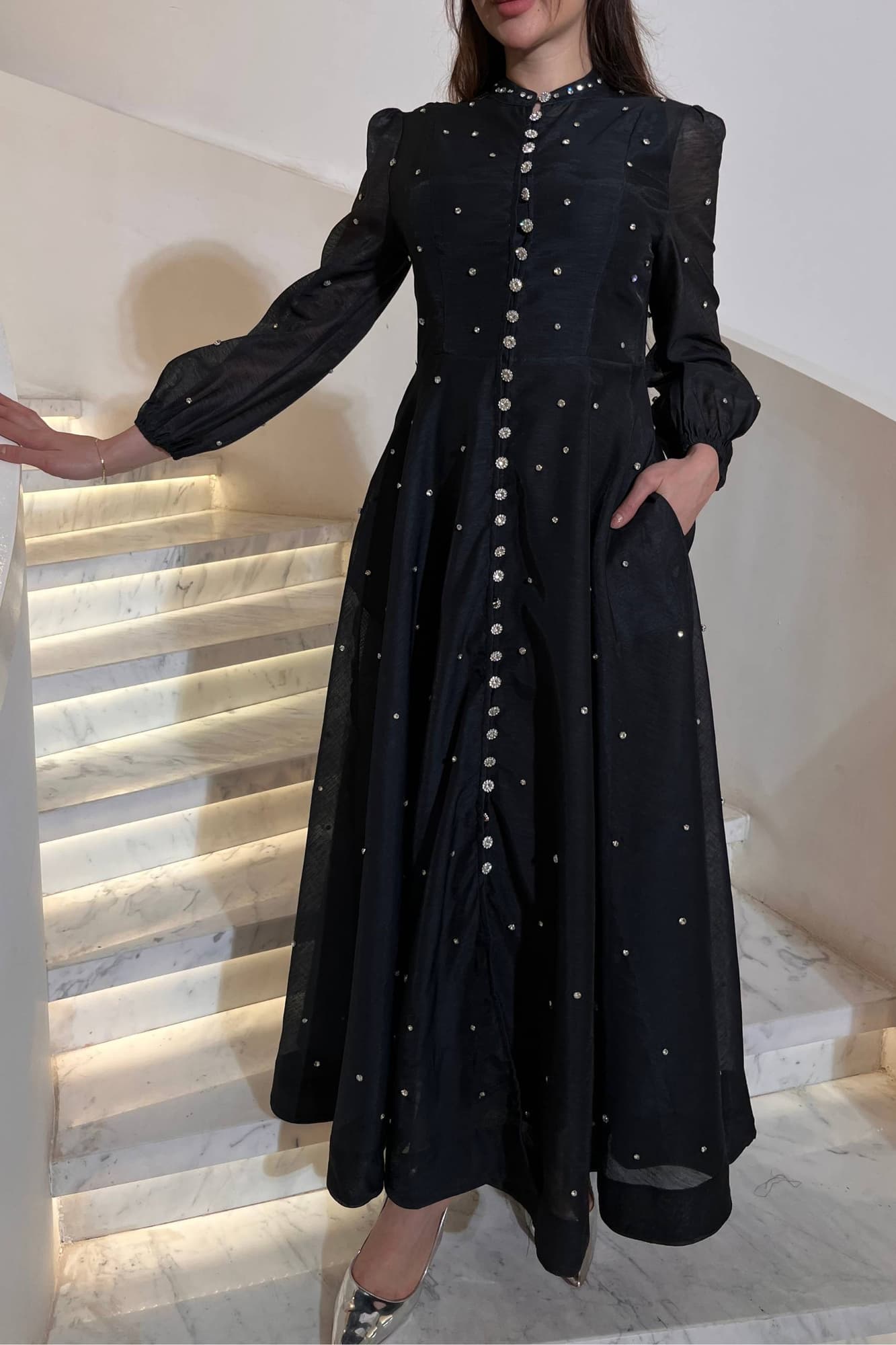 فستان أنيق بتصميم أنثوي راقٍ يجمع بين الكلاسيكية والفخامة الناعمة.