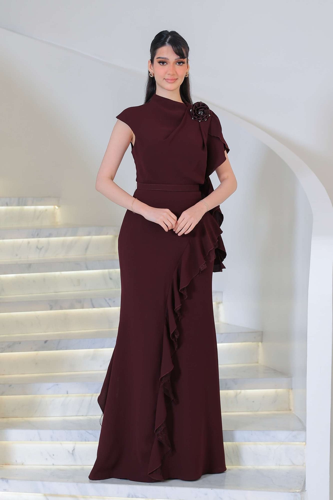 فستان كشكش مزين ببروش على الكتف