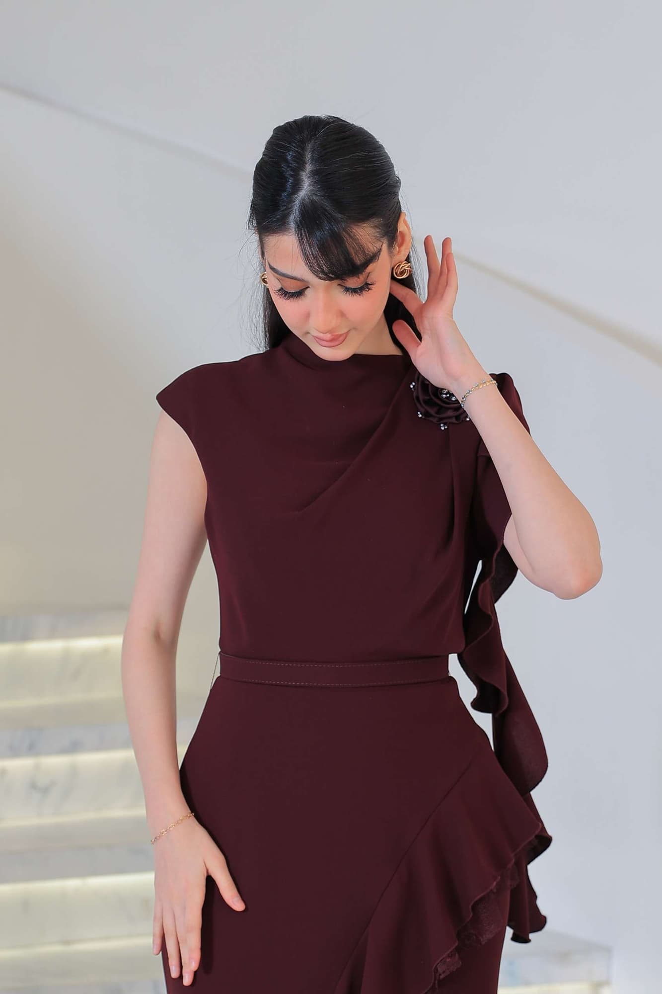 فستان كشكش مزين ببروش على الكتف