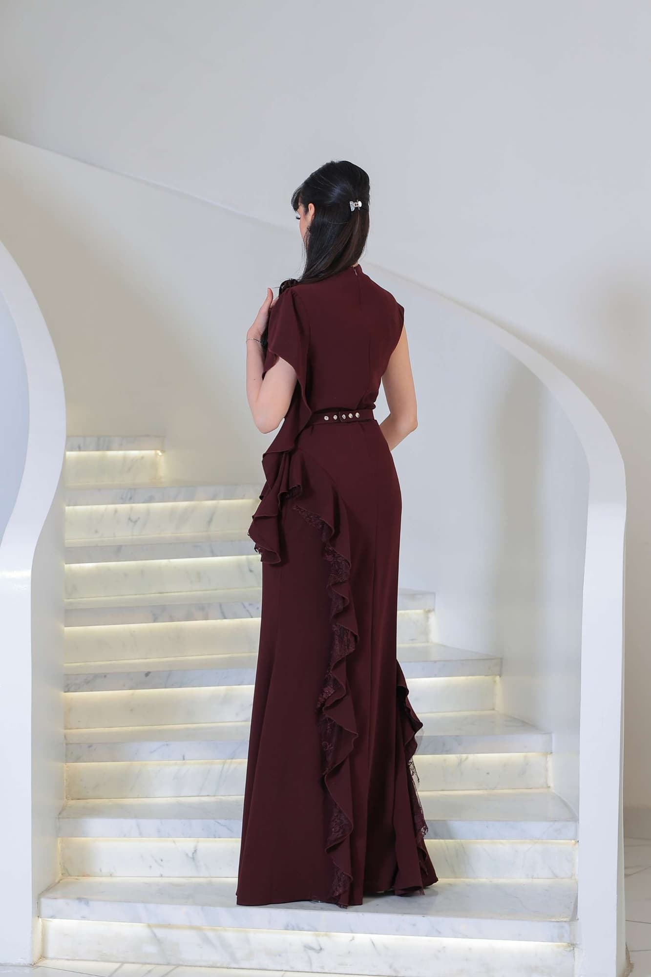 فستان كشكش مزين ببروش على الكتف