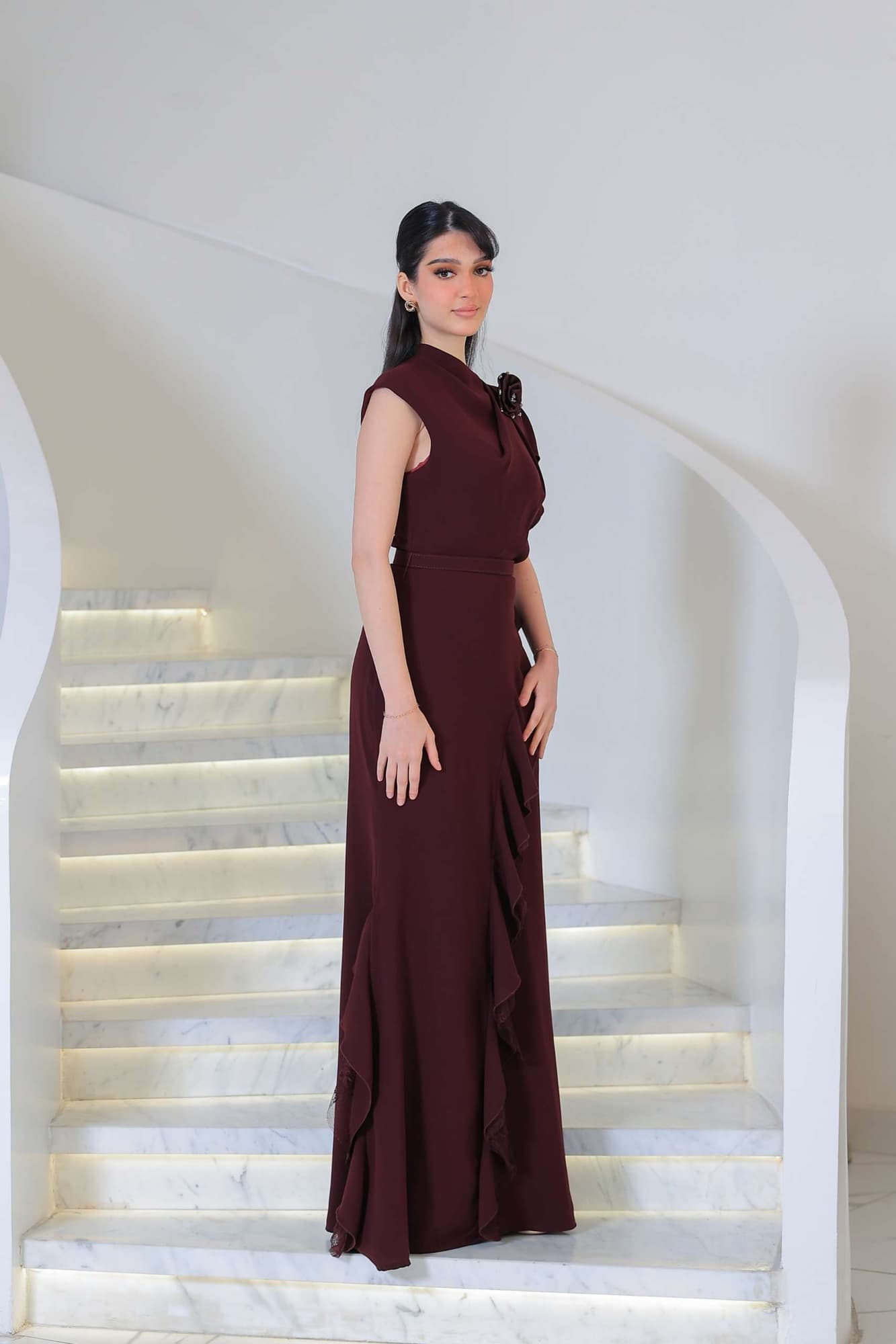 فستان كشكش مزين ببروش على الكتف