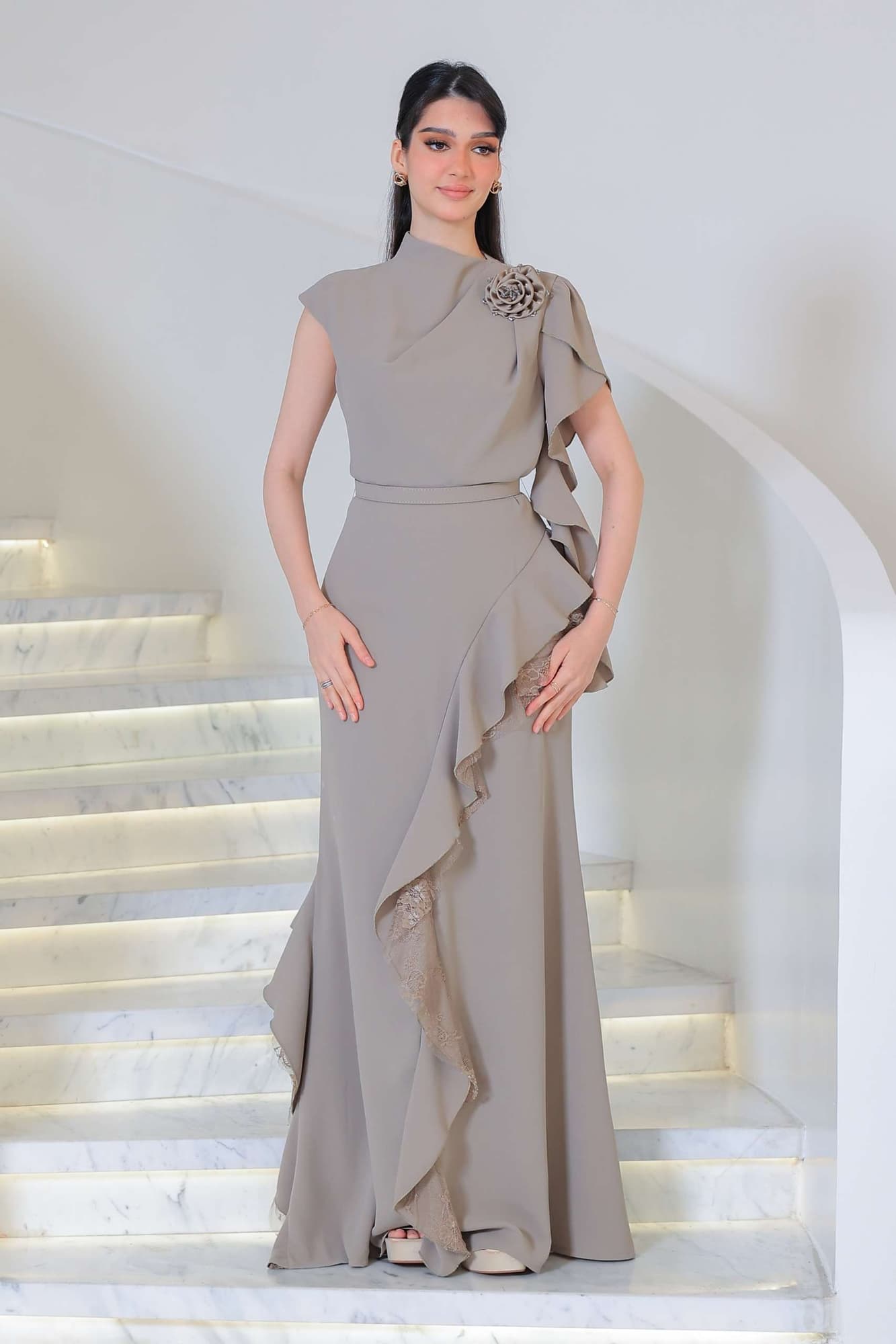 فستان كشكش مزين ببروش على الكتف