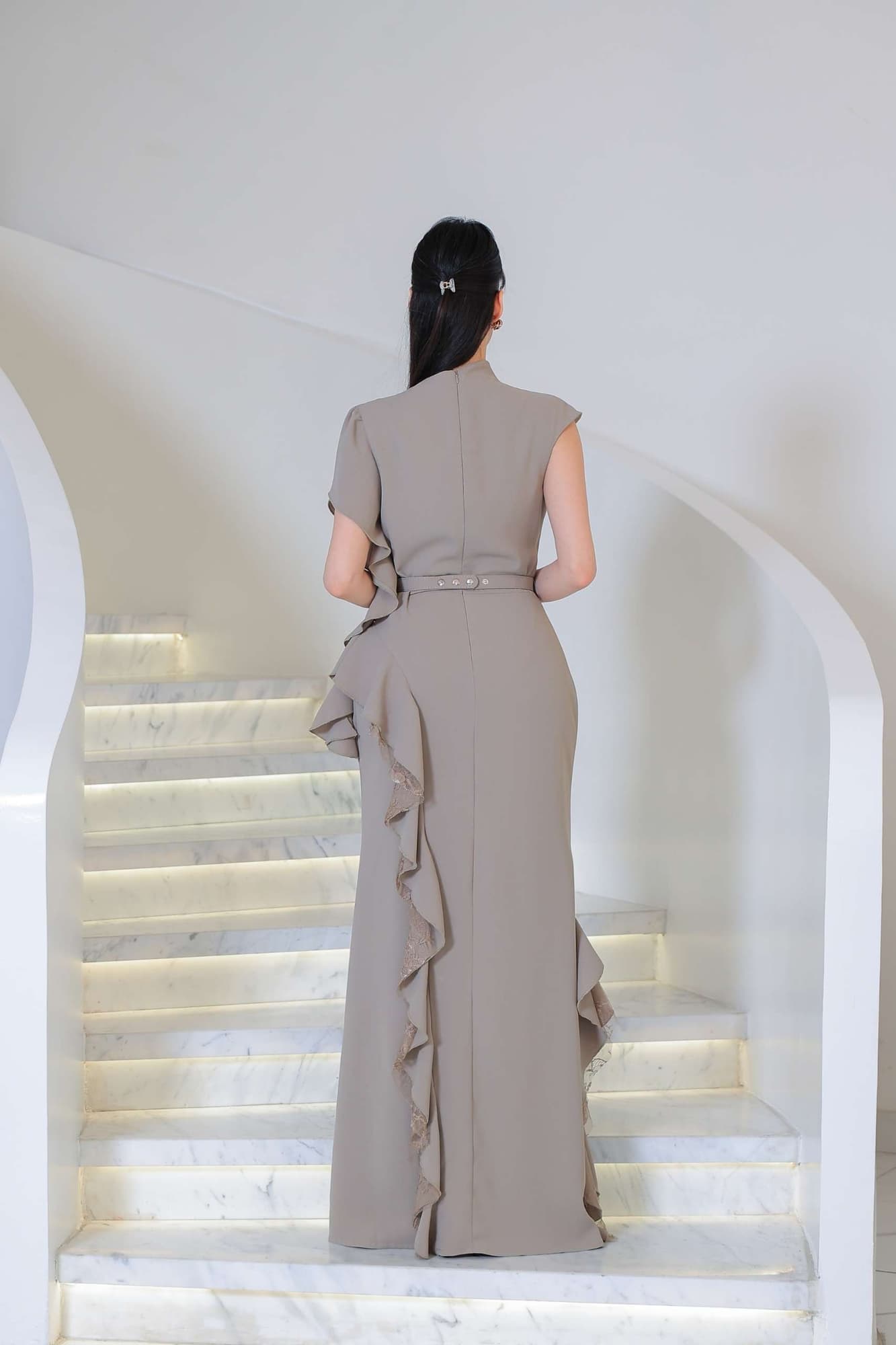 فستان كشكش مزين ببروش على الكتف