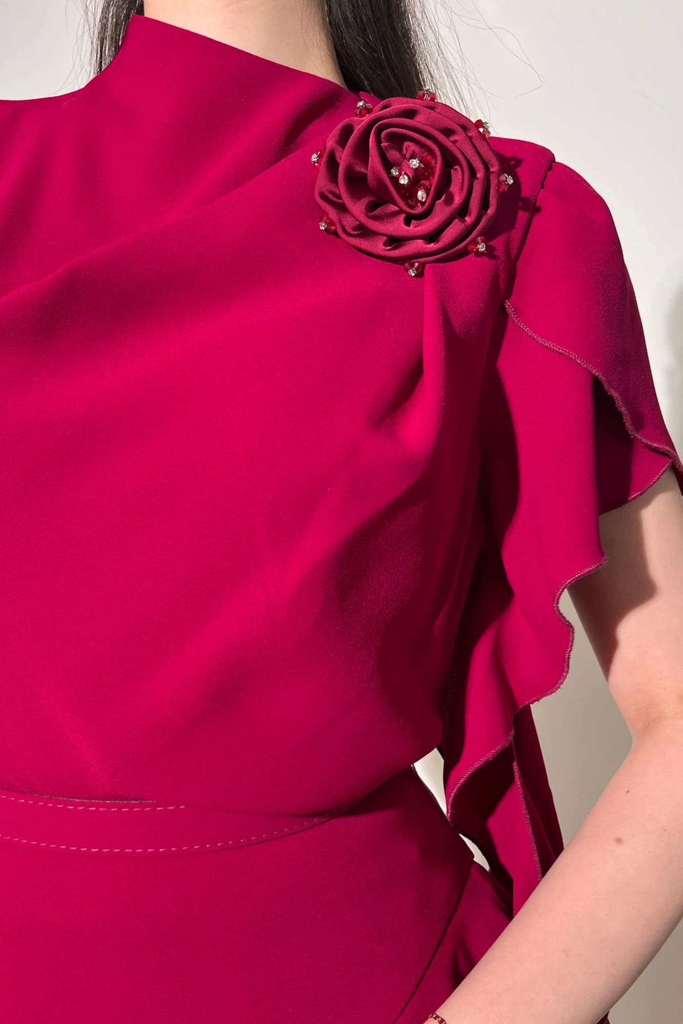 فستان كشكش مزين ببروش على الكتف