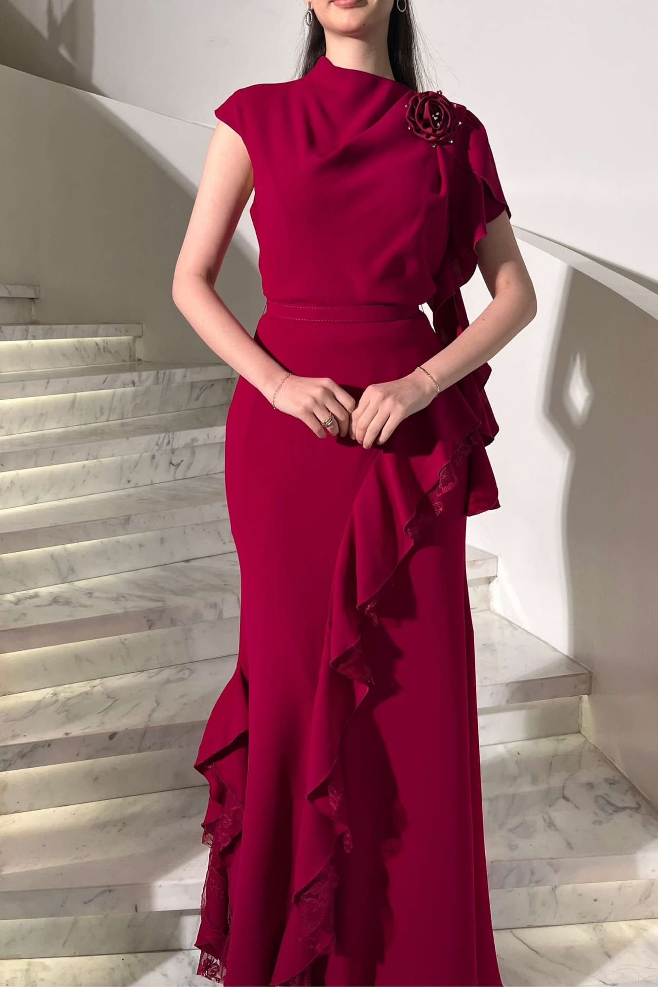 فستان كشكش مزين ببروش على الكتف