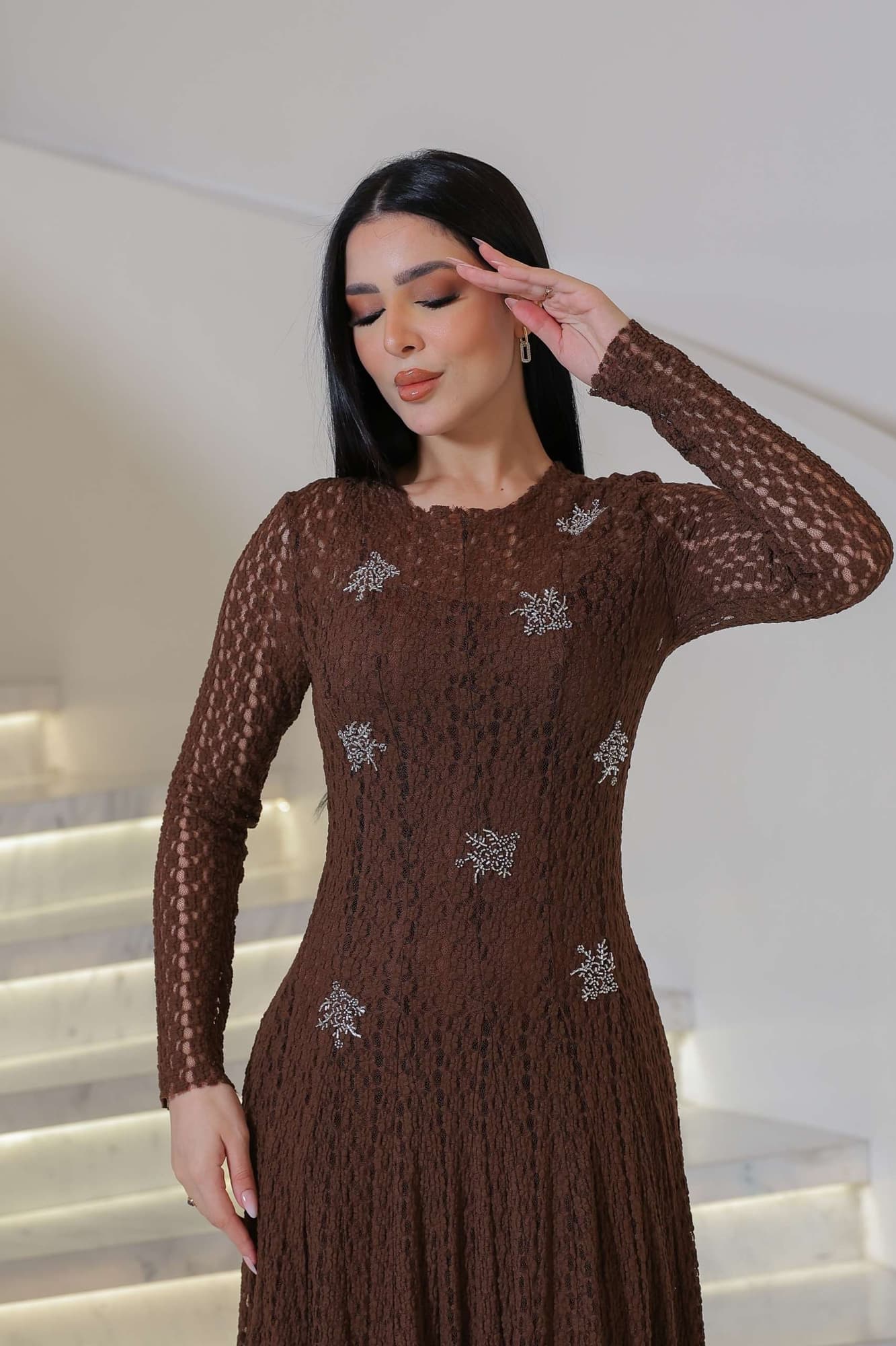 فستان ناعم طويل مصنوع من قماش دانتيل ناعم بملمس فاخر وتفاصيل مطرزة صغيرة