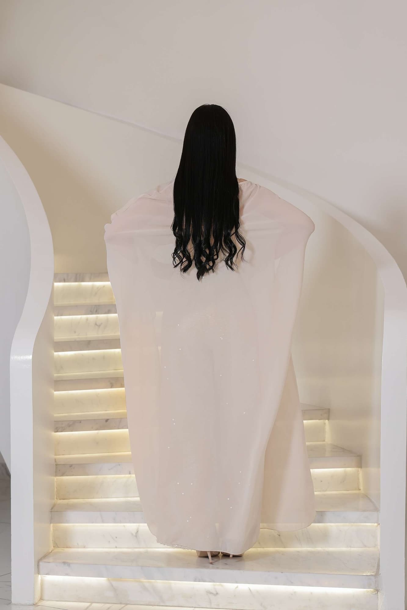 جمبسوت فاخر يجمع بين الرقي والأنوثة بأسلوب عصري