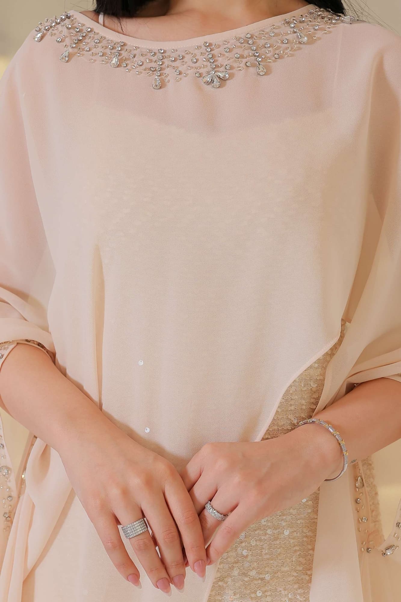 جمبسوت فاخر يجمع بين الرقي والأنوثة بأسلوب عصري