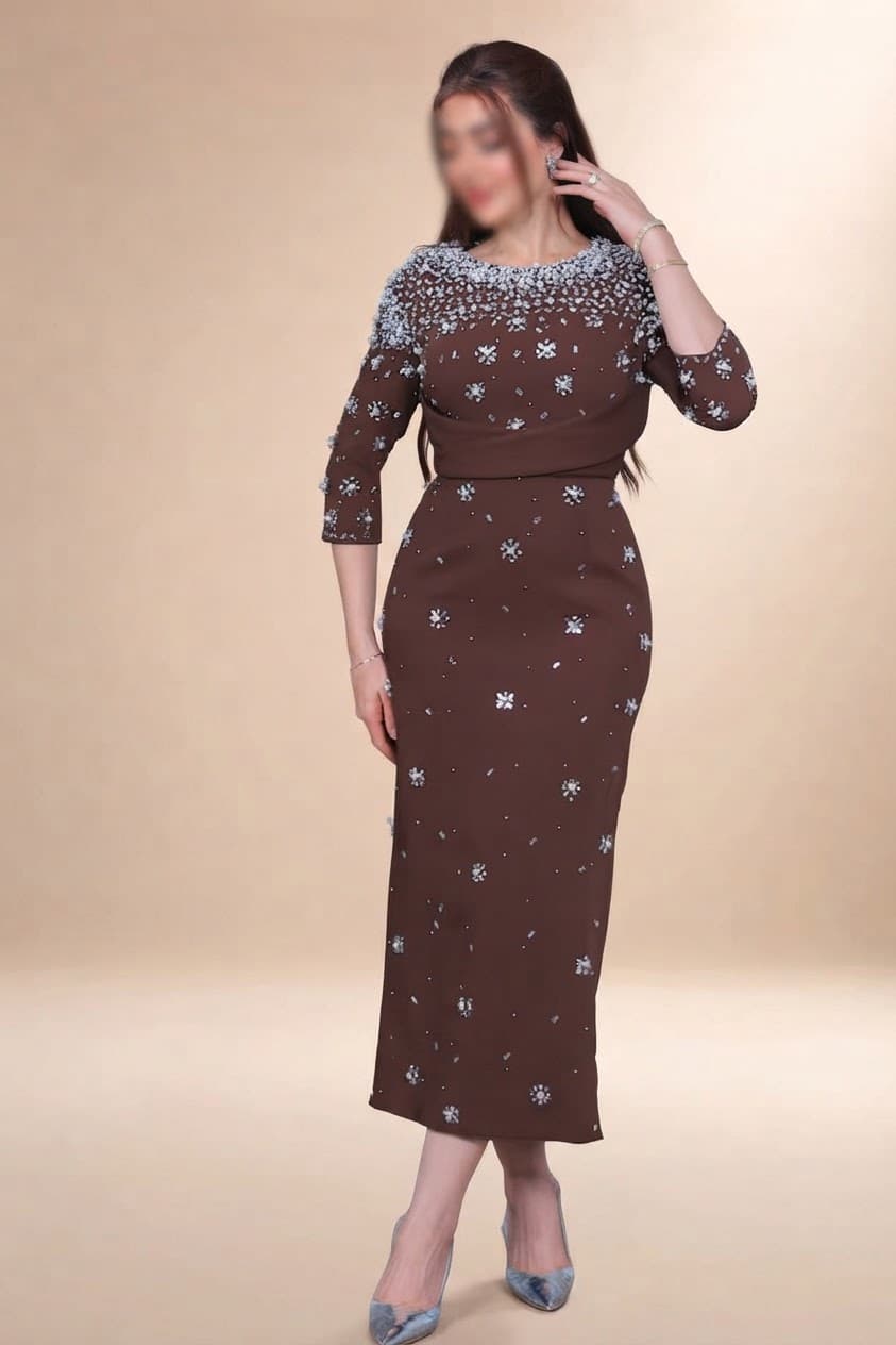 فستان سهرة يجمع بين الفخامة والرقي بتصميمه المحدد للقوام