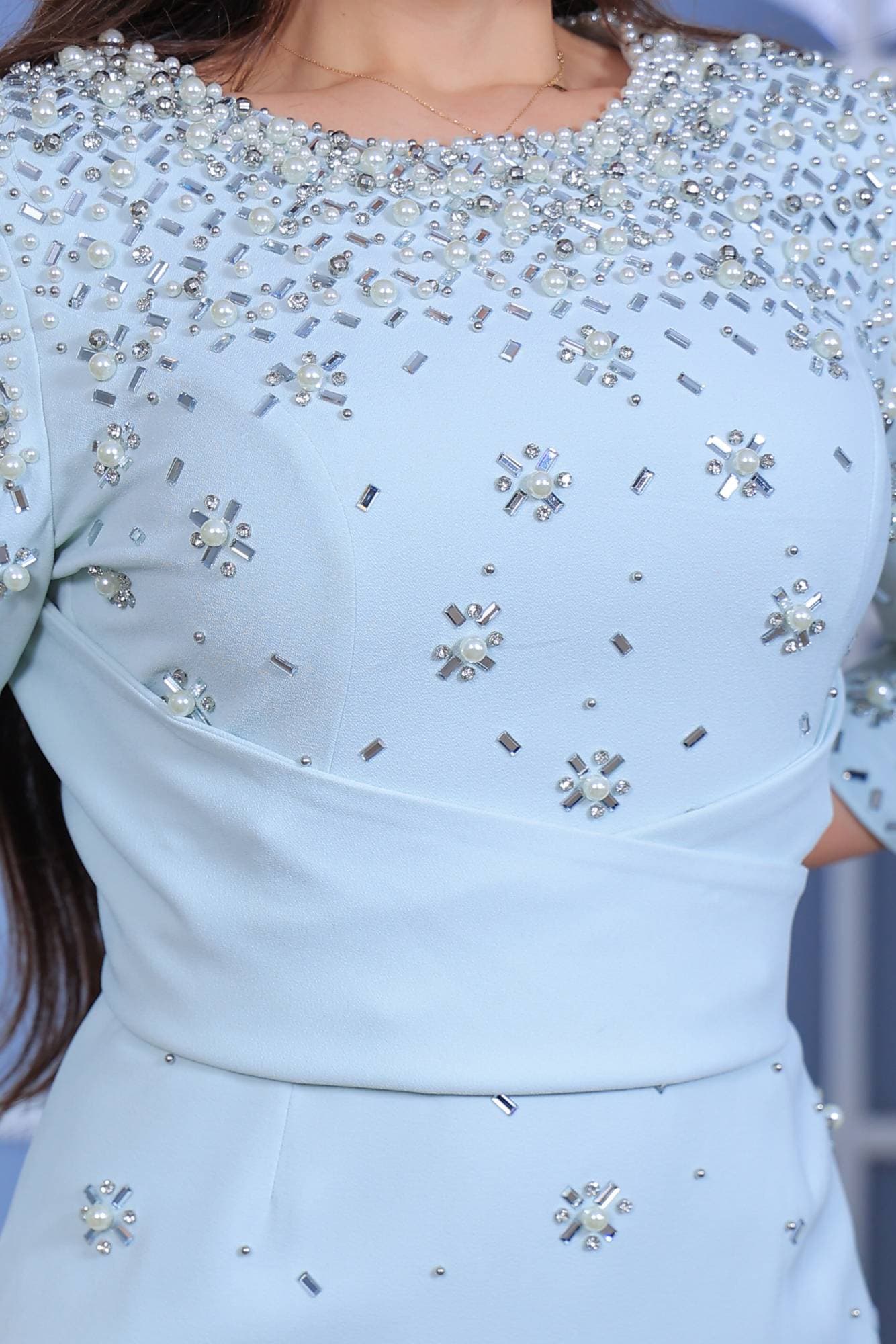 فستان سهرة يجمع بين الفخامة والرقي بتصميمه المحدد للقوام