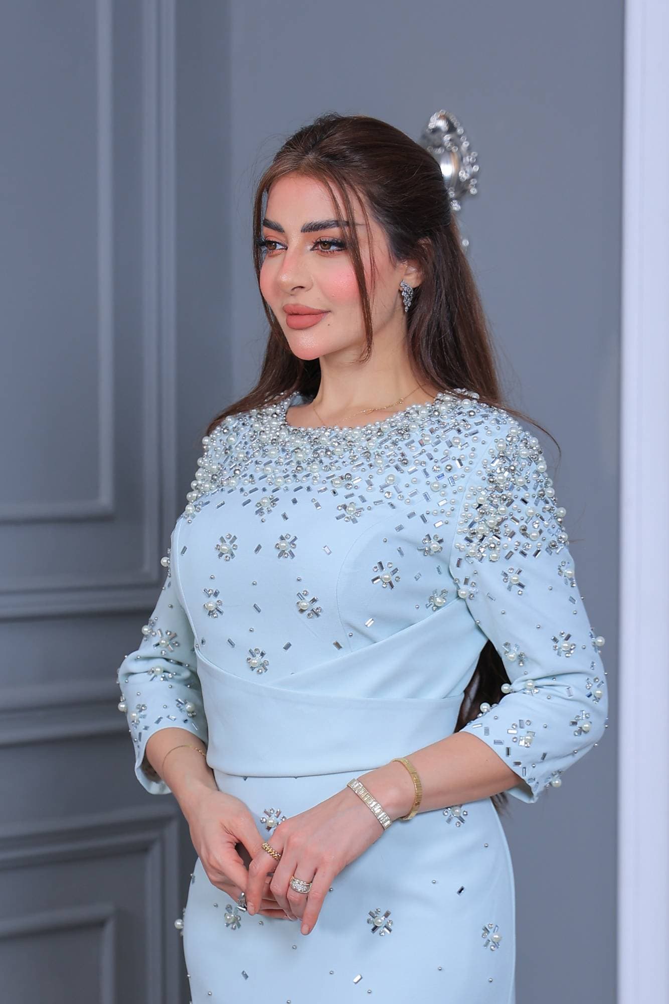 فستان سهرة يجمع بين الفخامة والرقي بتصميمه المحدد للقوام