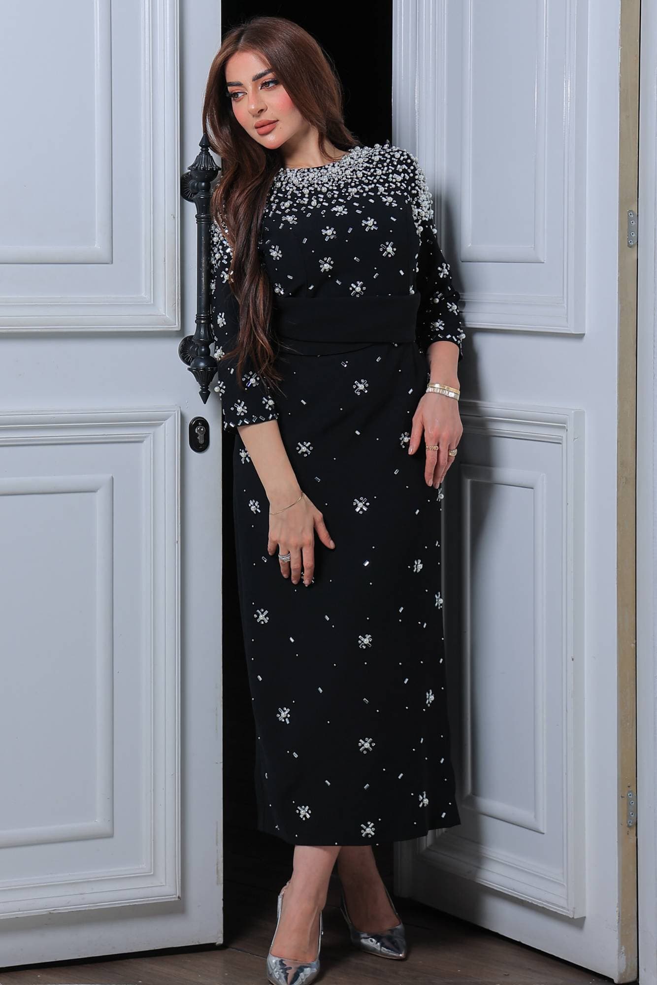 فستان سهرة يجمع بين الفخامة والرقي بتصميمه المحدد للقوام