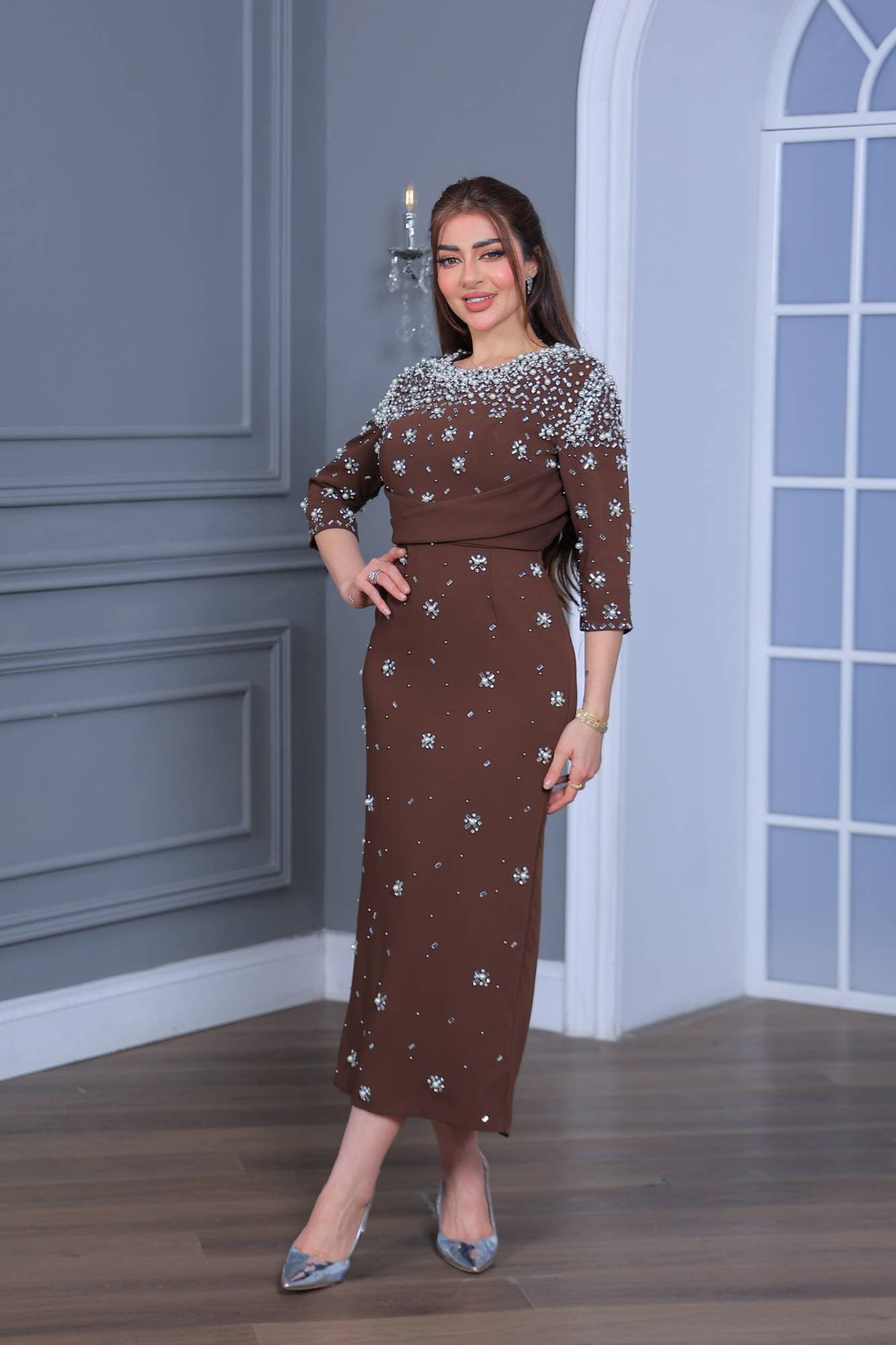 فستان سهرة يجمع بين الفخامة والرقي بتصميمه المحدد للقوام