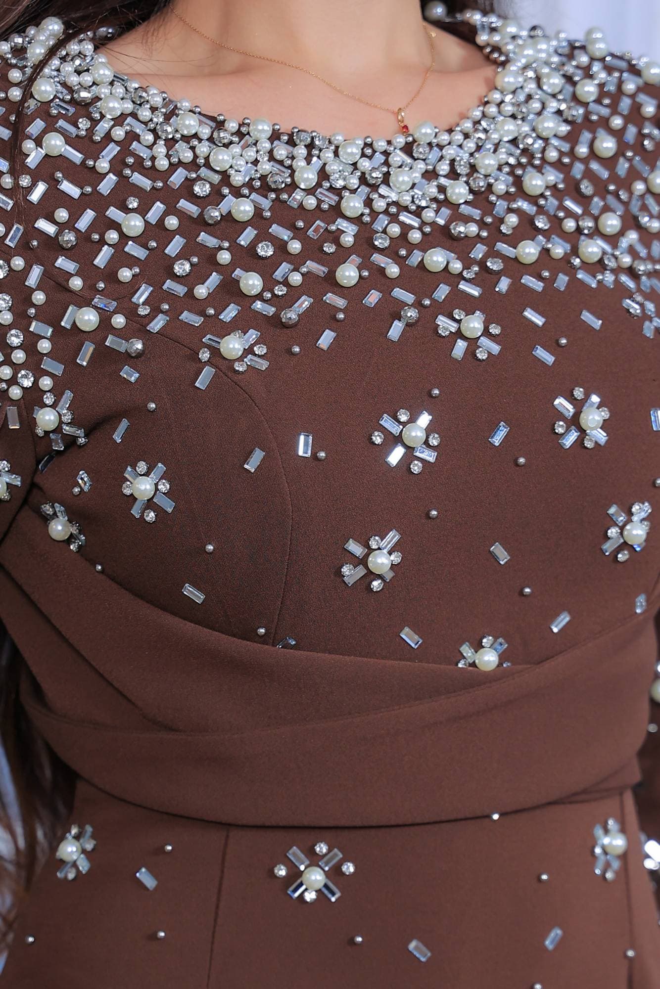 فستان سهرة يجمع بين الفخامة والرقي بتصميمه المحدد للقوام