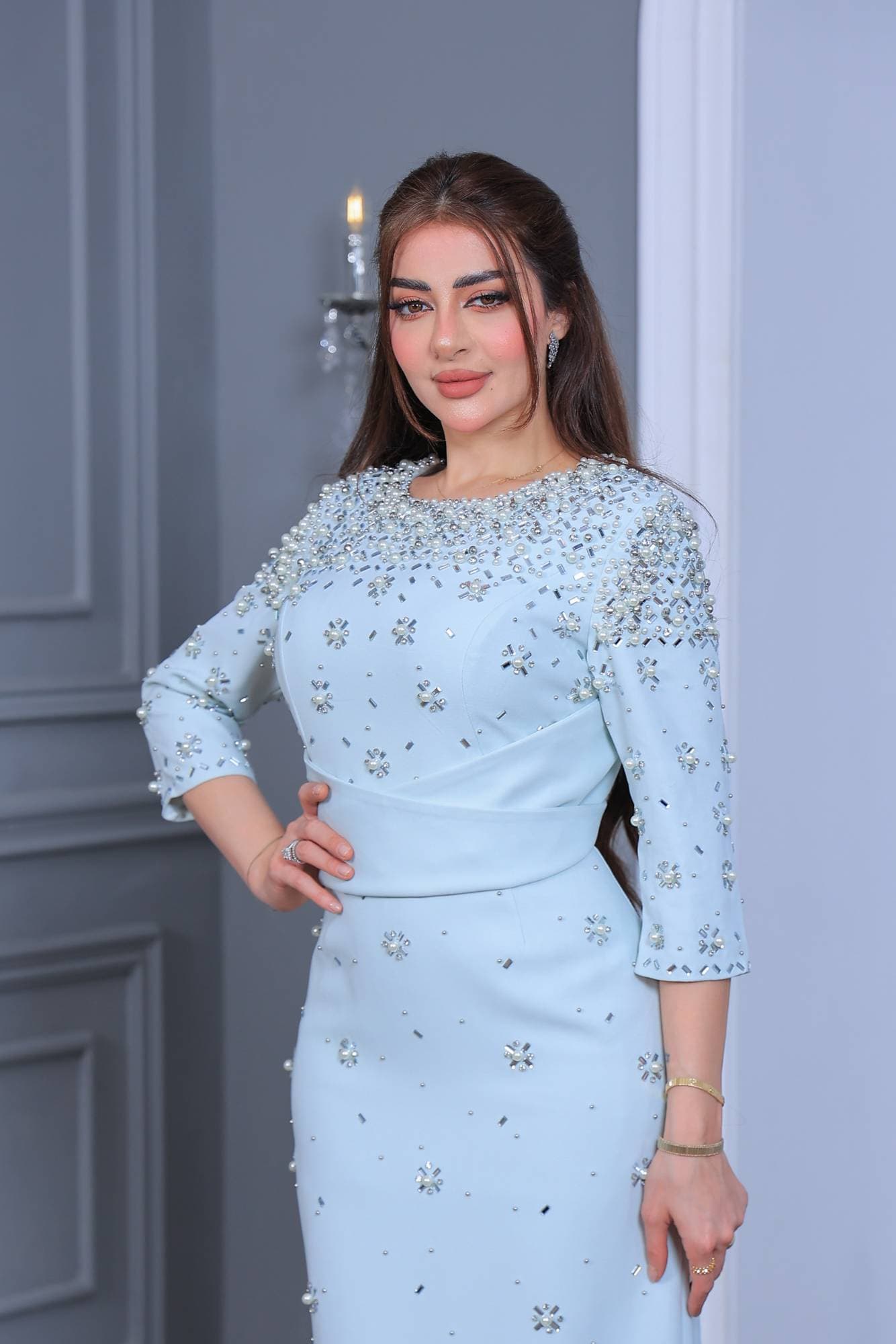 فستان سهرة يجمع بين الفخامة والرقي بتصميمه المحدد للقوام