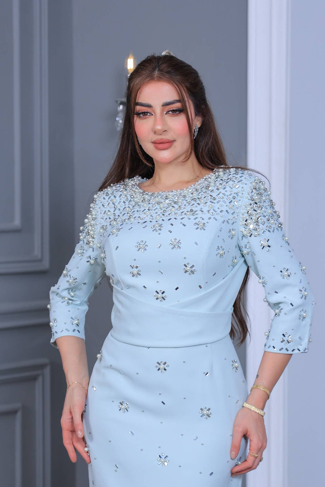 فستان سهرة يجمع بين الفخامة والرقي بتصميمه المحدد للقوام