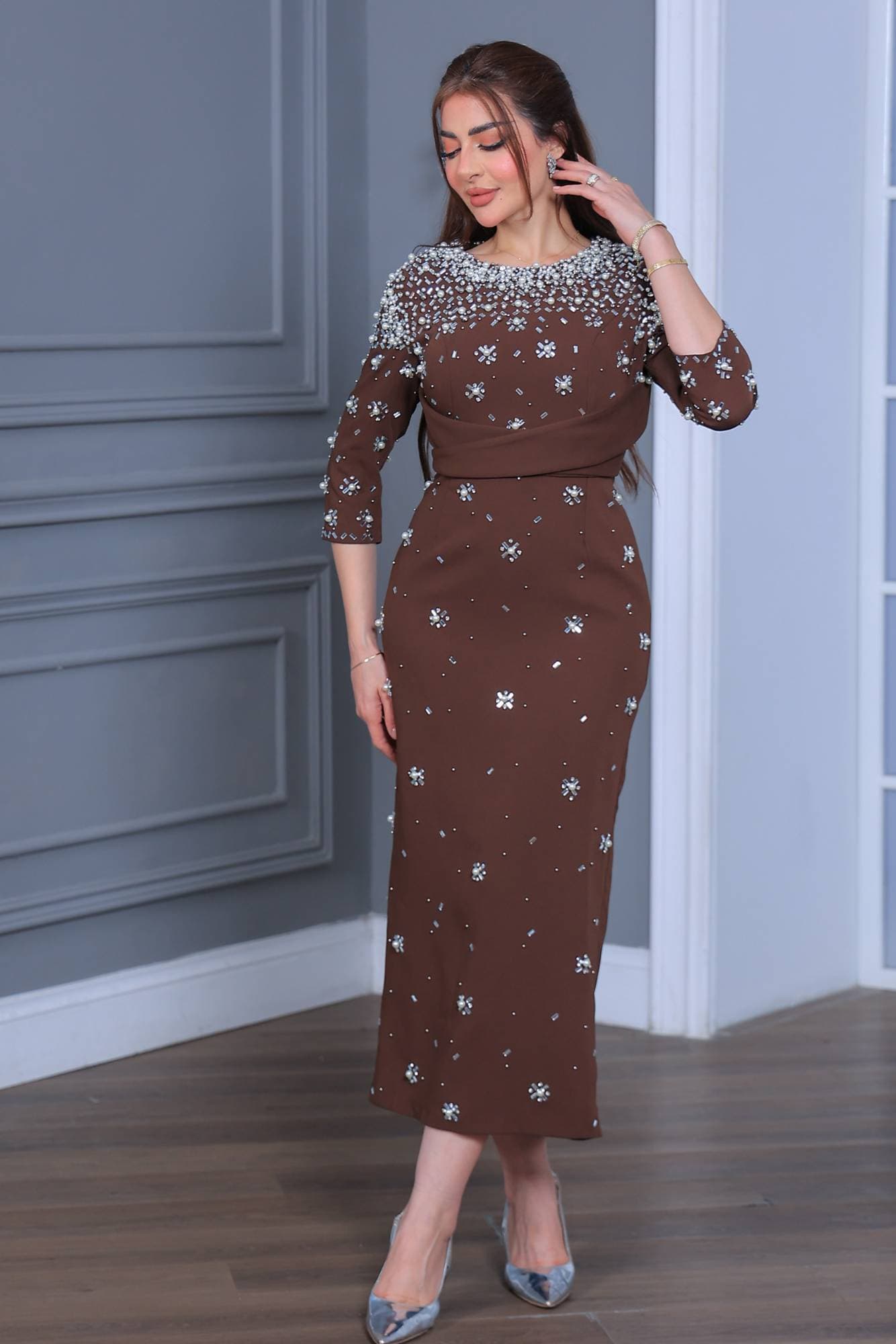 فستان سهرة يجمع بين الفخامة والرقي بتصميمه المحدد للقوام