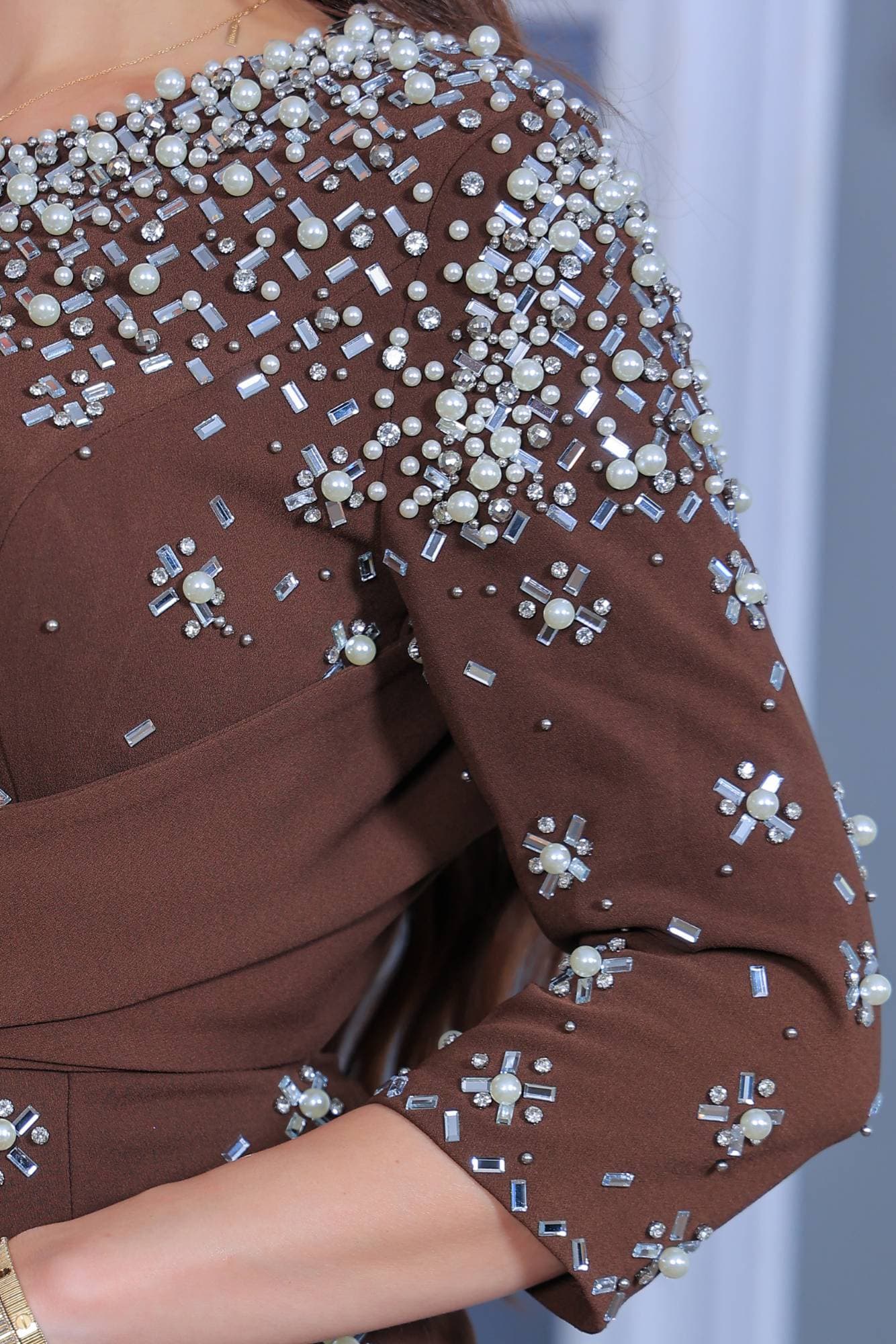 فستان سهرة يجمع بين الفخامة والرقي بتصميمه المحدد للقوام