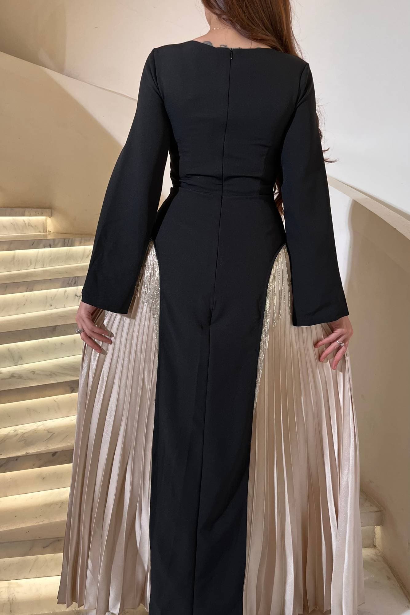 فستان سهرة فاخر بتصميم أنيق ينساب بنعومة يتميز بقصة طويلة انسيابية