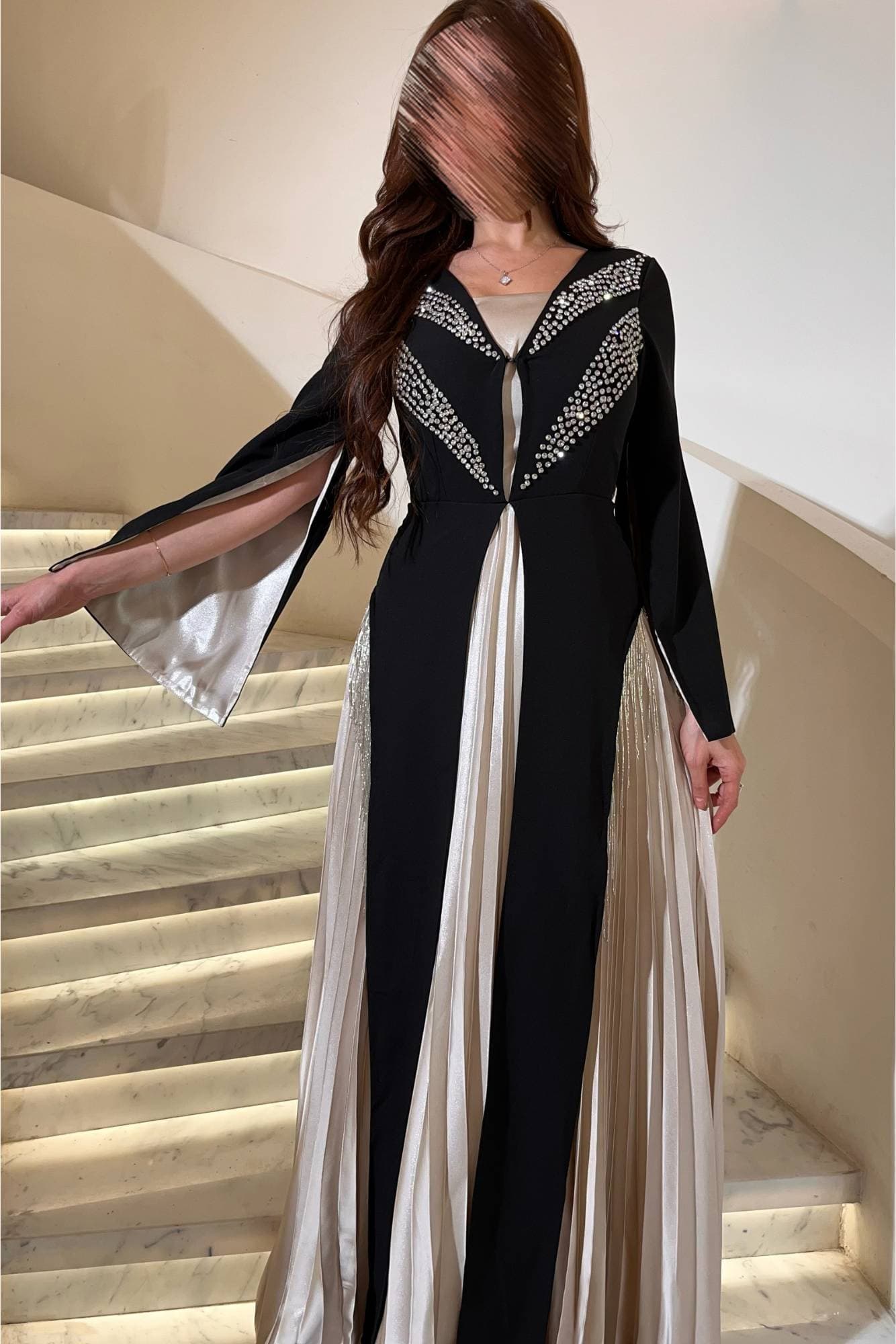 فستان سهرة فاخر بتصميم أنيق ينساب بنعومة يتميز بقصة طويلة انسيابية