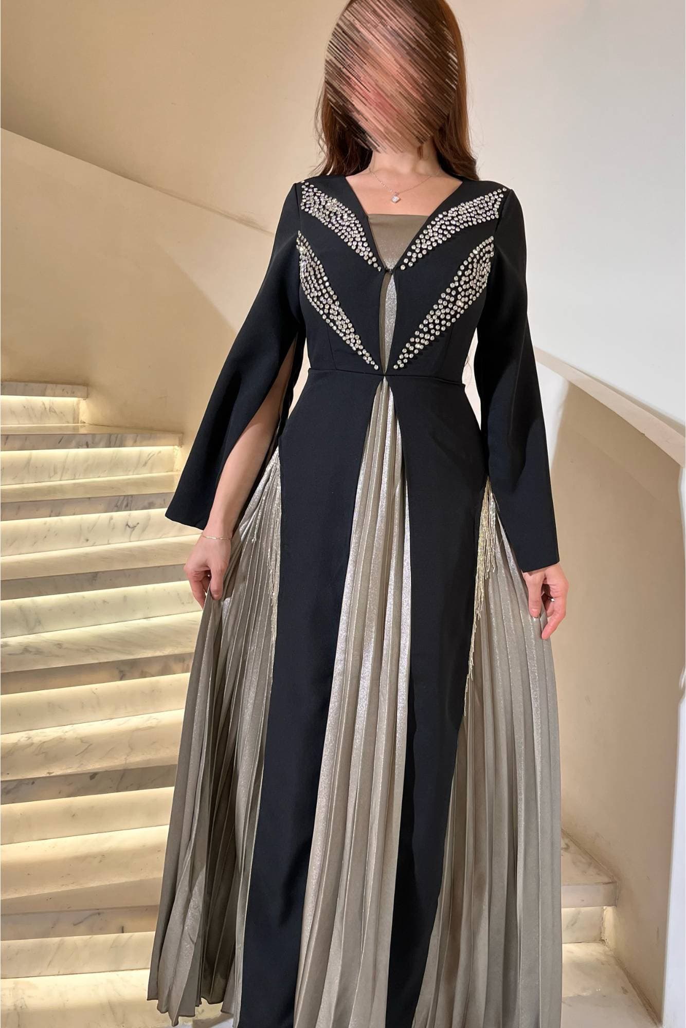 فستان سهرة فاخر بتصميم أنيق ينساب بنعومة يتميز بقصة طويلة انسيابية