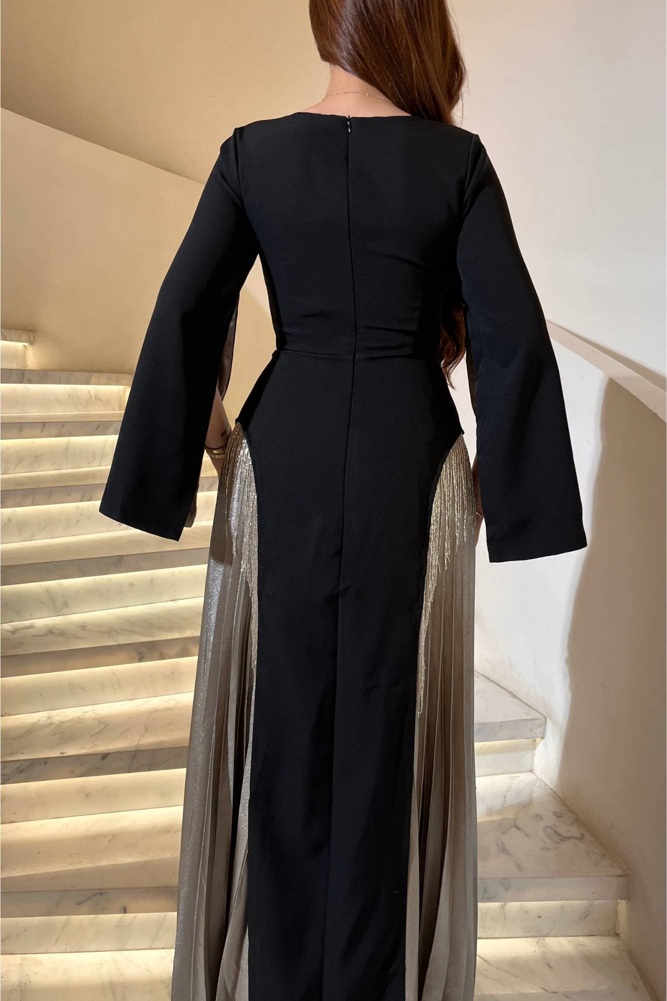 فستان سهرة فاخر بتصميم أنيق ينساب بنعومة يتميز بقصة طويلة انسيابية