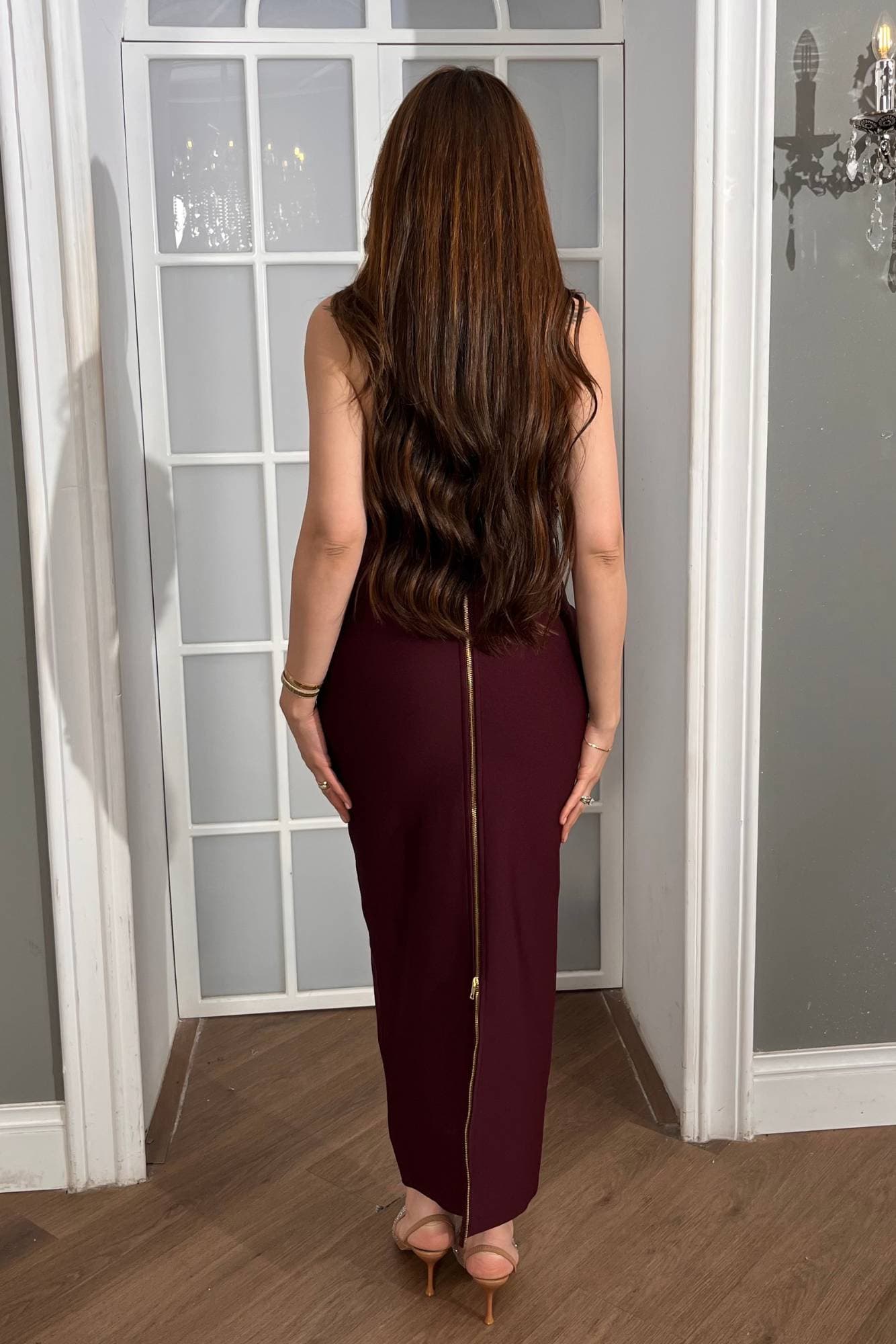 فستان سهرة يخطف الأنظار بلونه العنابي العميق بتصميم يجمع بين الجرأة والرقي في آنٍ واحد