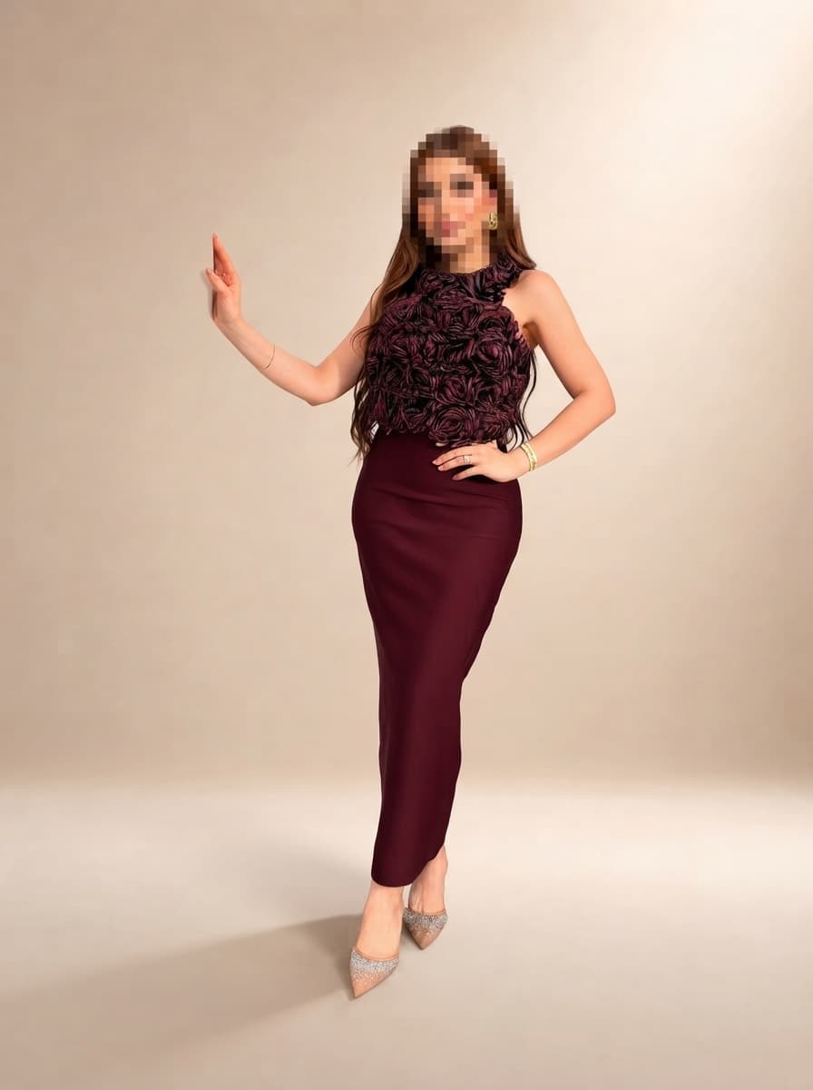 فستان سهرة يخطف الأنظار بلونه العنابي العميق بتصميم يجمع بين الجرأة والرقي في آنٍ واحد