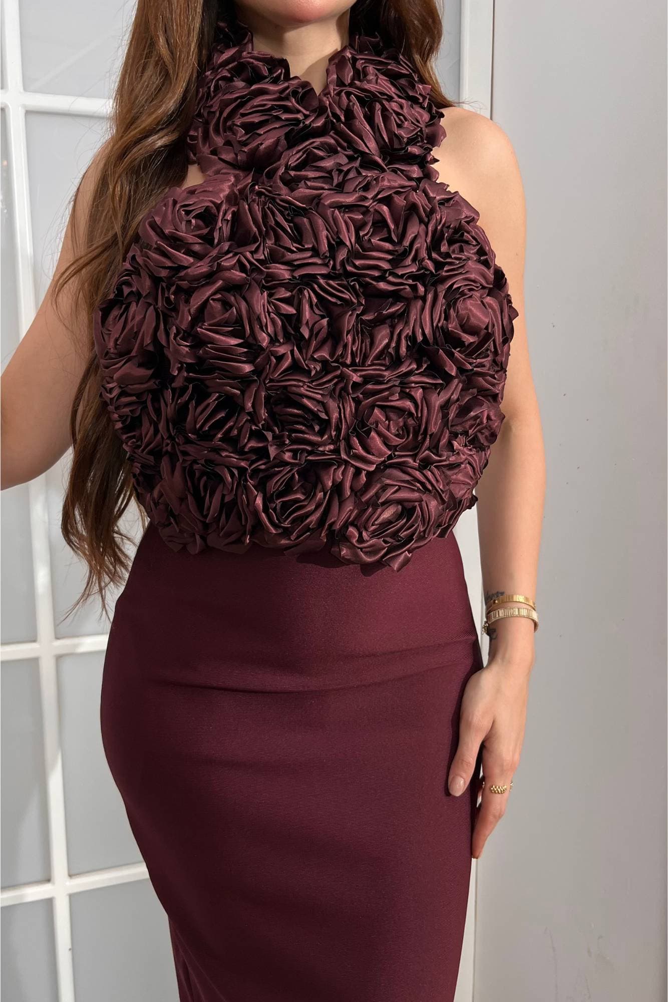 فستان سهرة يخطف الأنظار بلونه العنابي العميق بتصميم يجمع بين الجرأة والرقي في آنٍ واحد