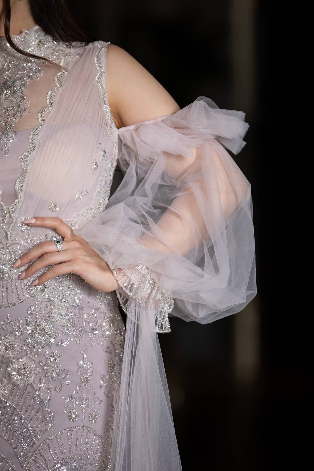 فستان سهرة فاخر يتميز بقصة ميرميد محددة تبرز القوام بانسيابية